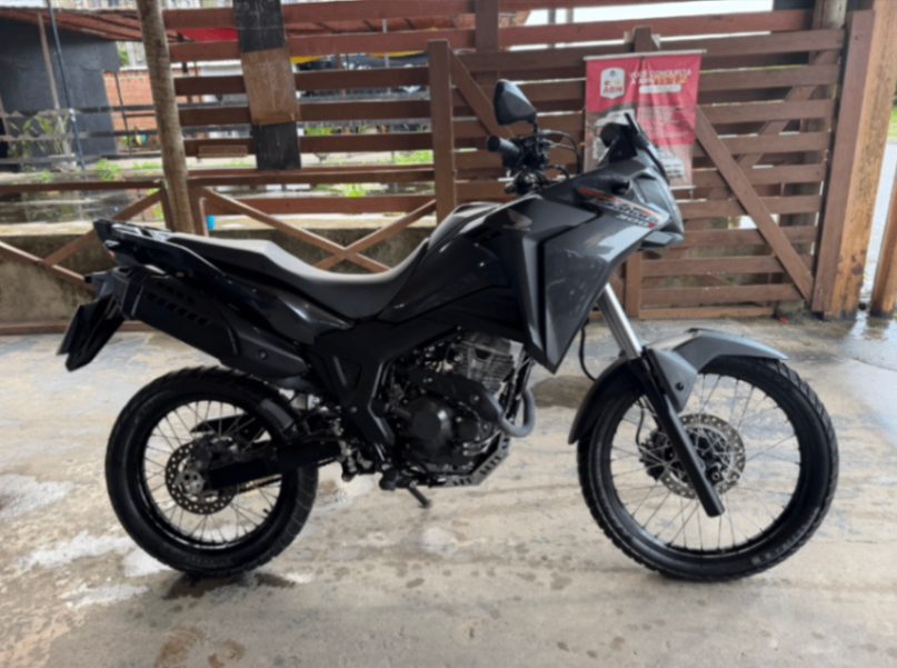 Piloto em uma estrada cênica com sua motocicleta
