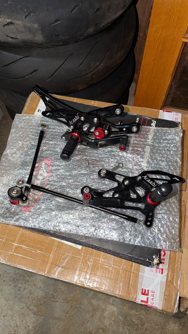 Juego de estriberas retrasadas ajustables CNC para HONDA CBR600RR 2003-2006 y CBR1000RR 2004-2007 · 100 € | Se vende — Kando Riders