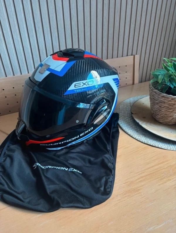 Casco Scorpion Exo Tech Evo Carbon Cosy Negro zul Rojo. Incluye auricular cardo · 250 € | Se vende — Kando Riders