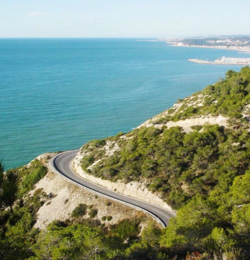 Pies colgando (curvas garraf) · Barcelona, España | Ruta en moto — Kando Riders