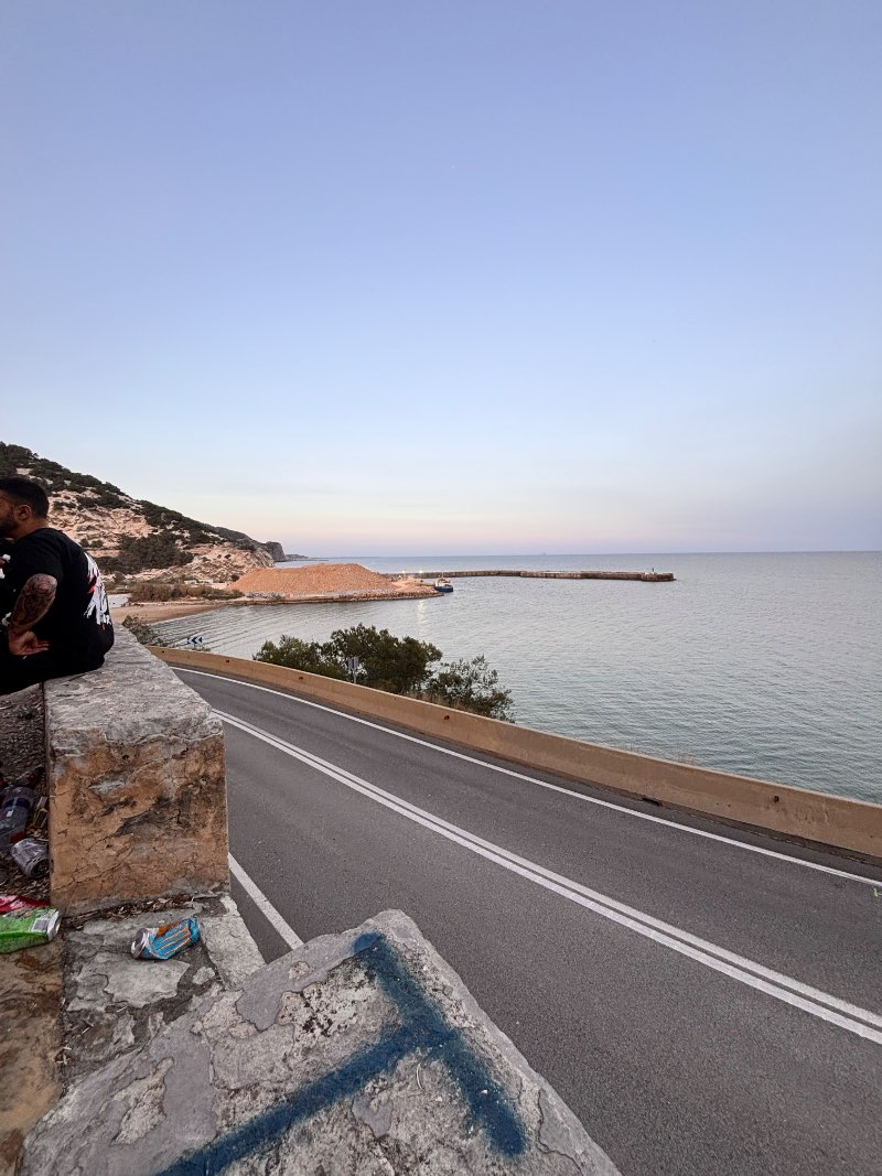 Tardeo en pies colgando · Barcelona, España | Ruta en moto — Kando Riders
