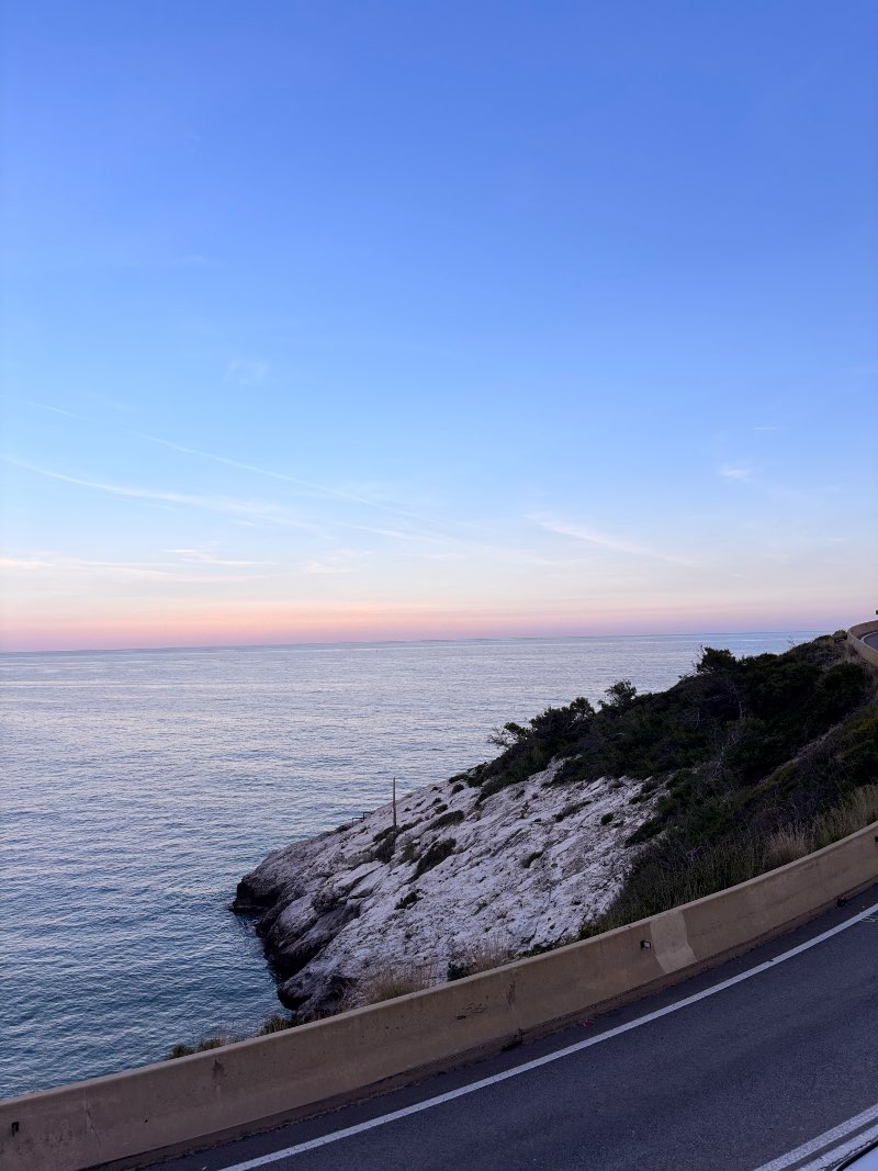 PIES COLGANDO 🦶🏼 · Barcelona, España | Ruta en moto — Kando Riders