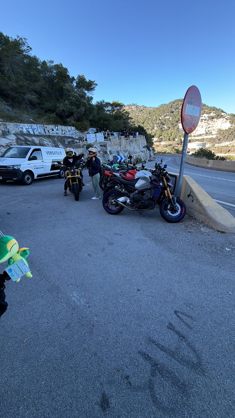 Fotos pies colgando · Barcelona, España | Ruta en moto — Kando Riders