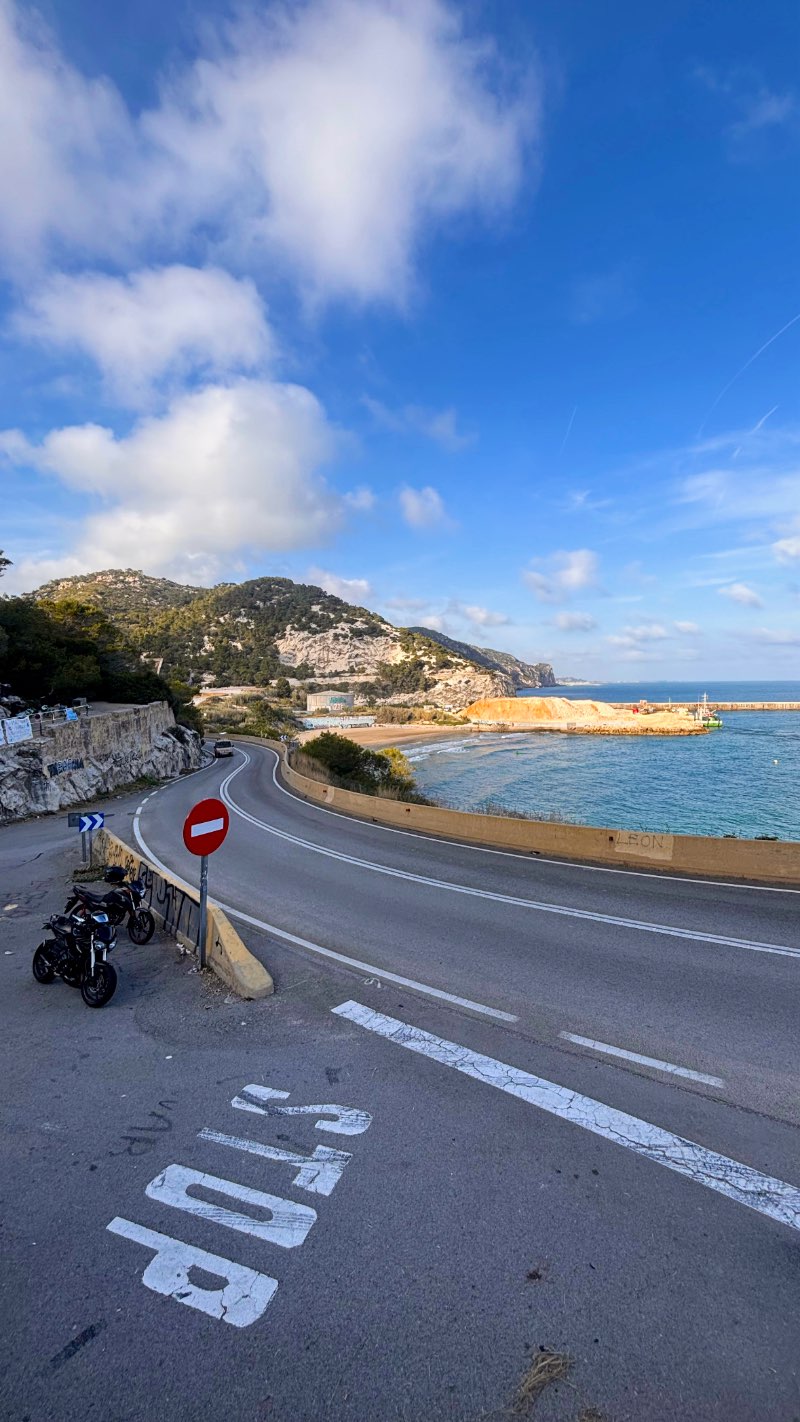 Pies colgando 🦦 · Barcelona, España | Ruta en moto — Kando Riders