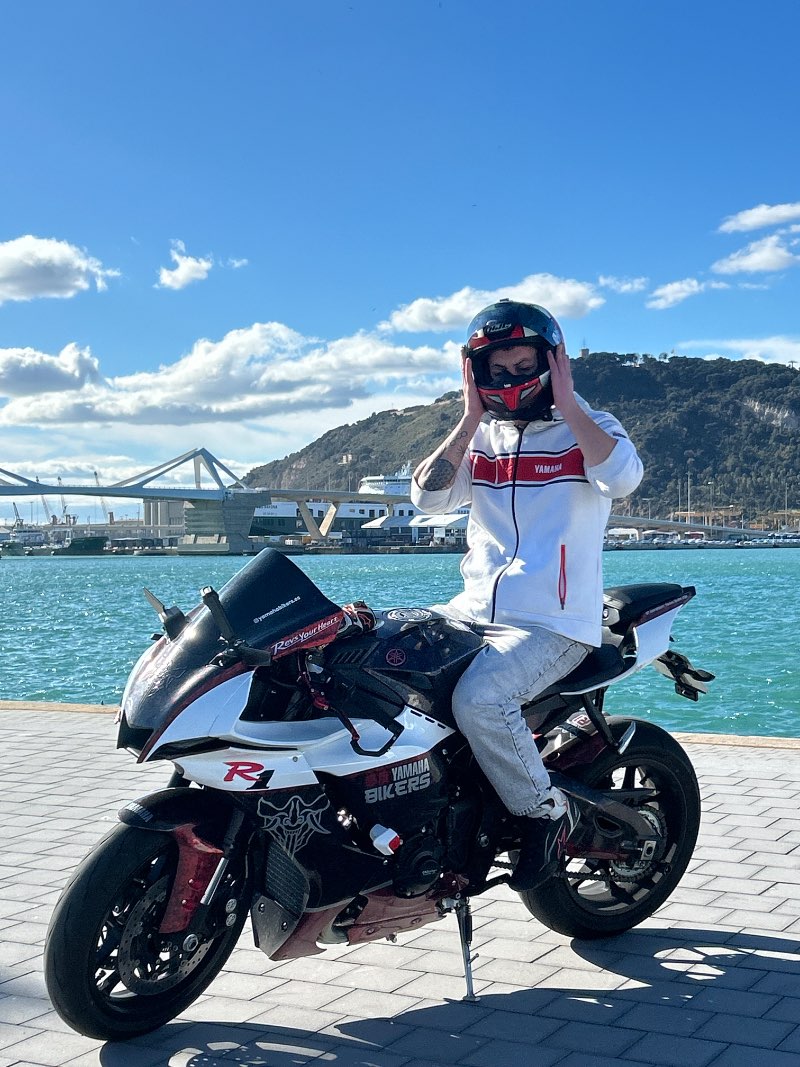 FOTOS CON DVIXGS COSTAS (pies colgando) · Barcelona, España | Ruta en moto — Kando Riders