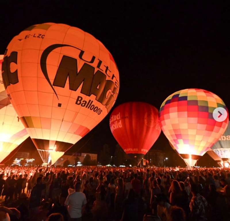Night glow European Balloon festival · Barcelona, España | Ruta en moto — Kando Riders