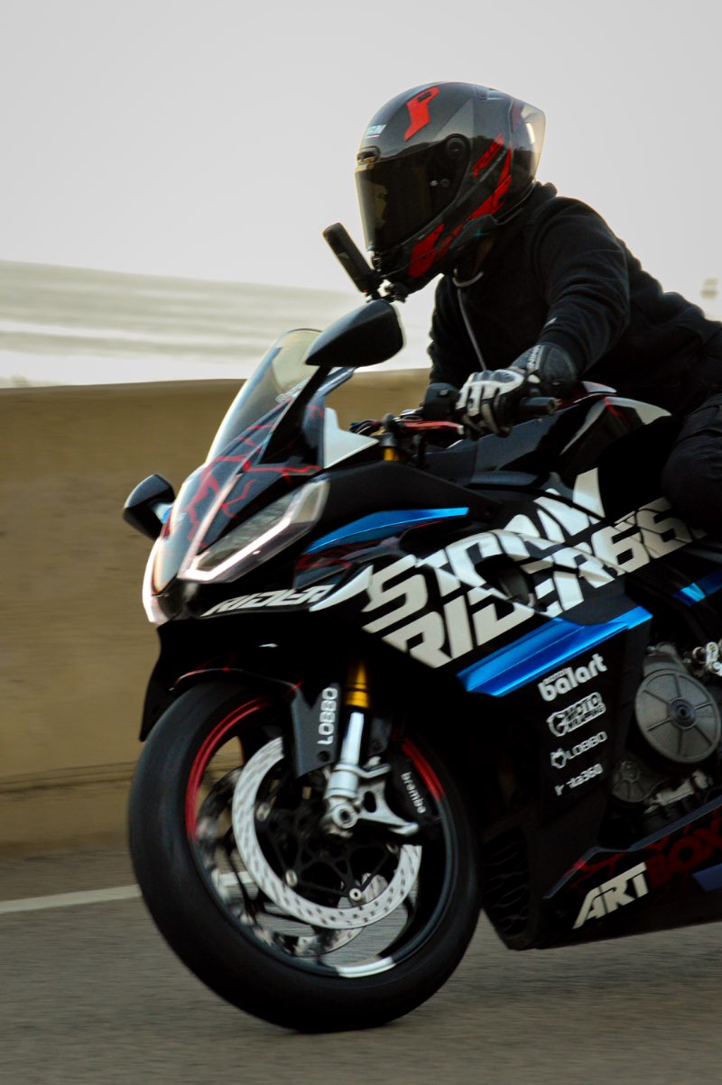 Fotos pies colgando · Barcelona, España | Ruta en moto — Kando Riders