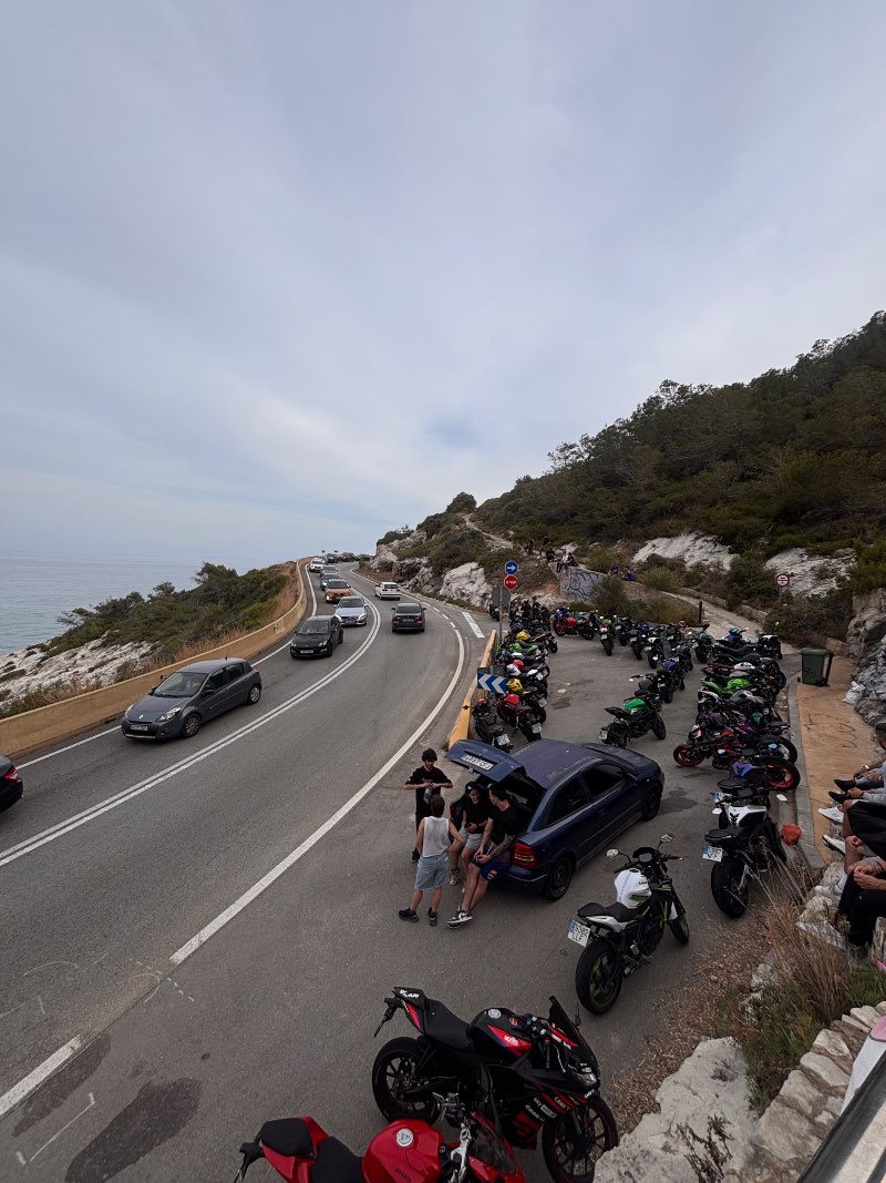 Pies colgando! · Barcelona, España | Ruta en moto — Kando Riders