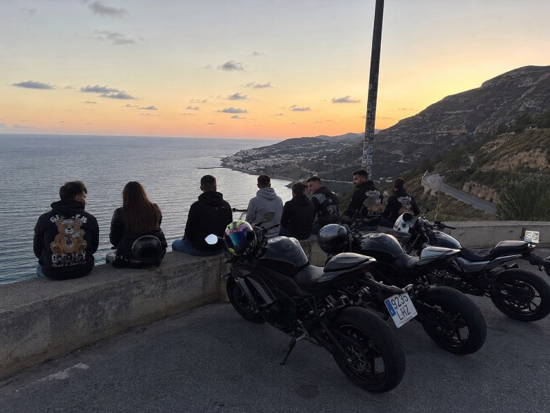 PIES COLGANDO O COLGANDO PIES :) · Barcelona, España | Ruta en moto — Kando Riders