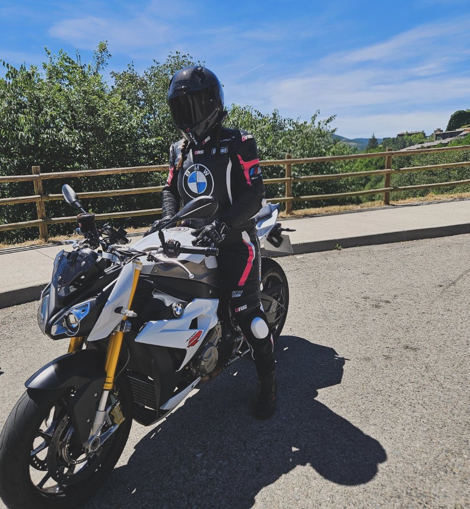 La humanidad siempre ha tenido miedo a las mujeres que vuelan, ya sea … | Andreeeeea. — Kando Riders