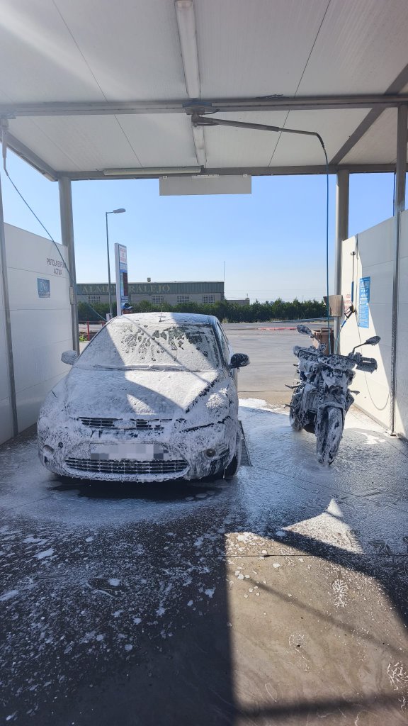 Ya necesitan una lavadita Mi coche y la moto de mi pareja el dúo perfe… | Laura Caro Caperuza — Kando Riders