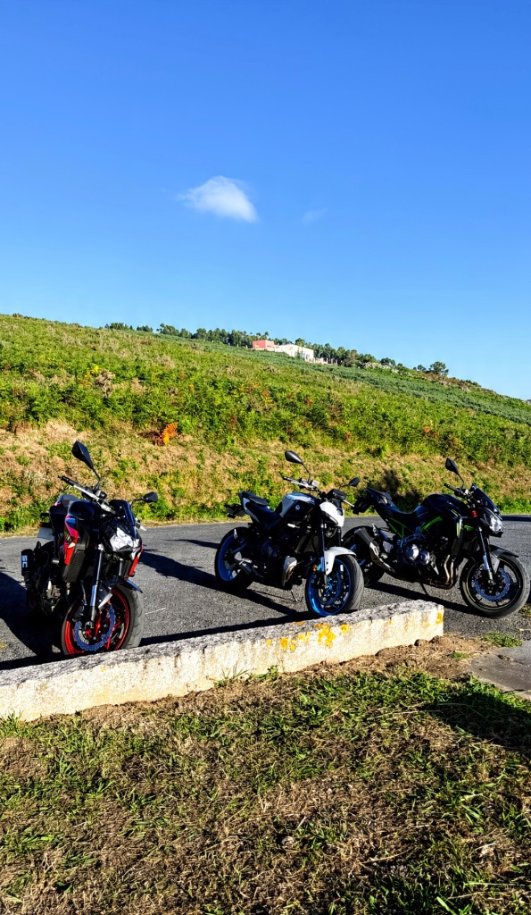 El trío de oro 🕺🏻💃🏼🕺🏻!!! Motos, amigos, paseo, mirador, atardece… | Elena — Kando Riders