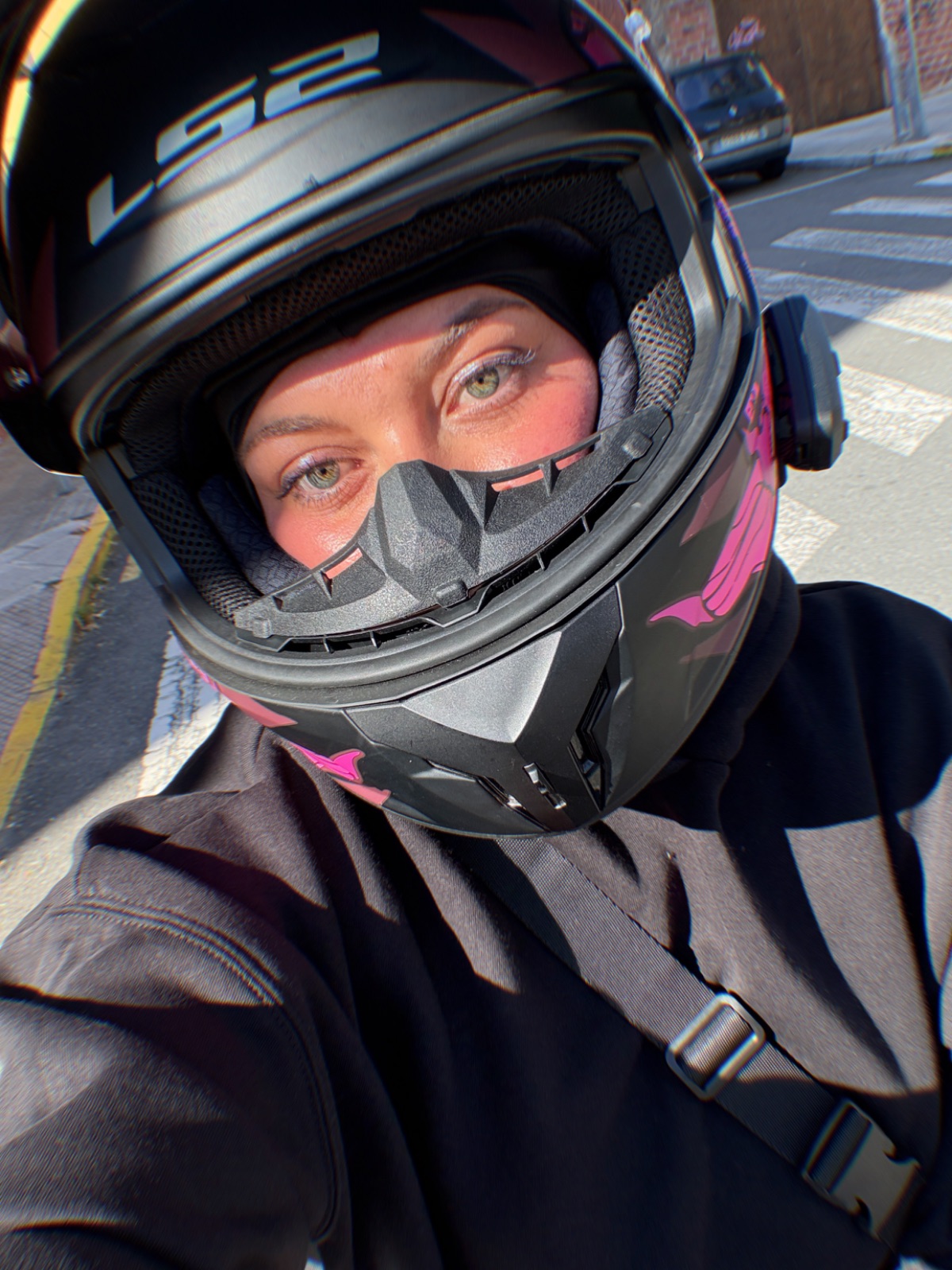 La de oler rico, ir siempre de negro y no ir de paquete, sí que me la … | Elena — Kando Riders