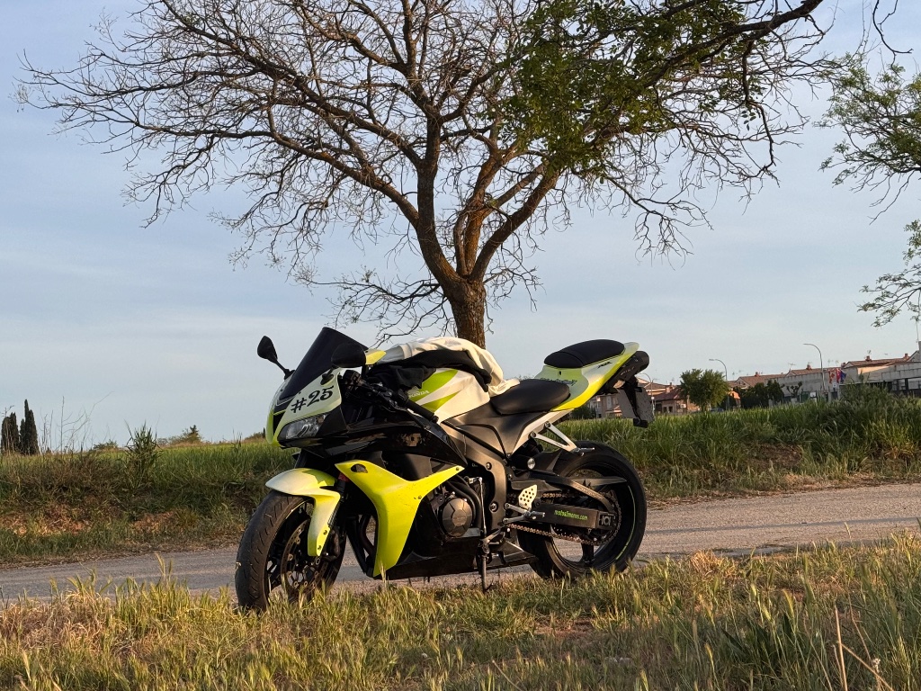Cuando hay un buen atardecer pero tú volteas a verla por que su luz te… | Roberto — Kando Riders