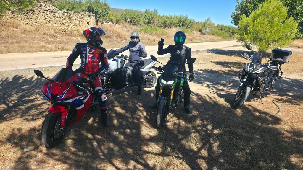 Deportiva, maxiscooter, naked o trail: da igual la máquina cuando la r… | Rafael — Kando Riders