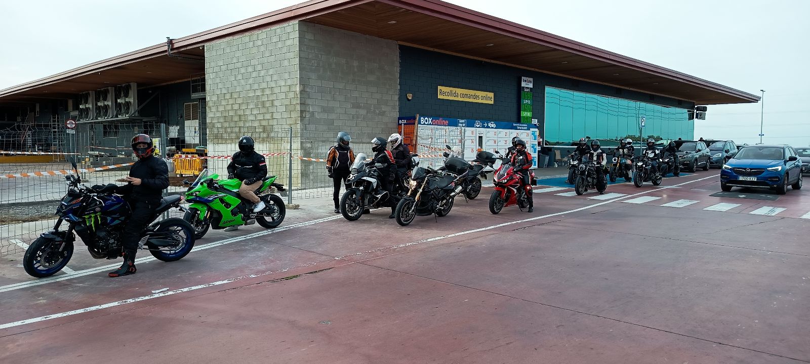Nueva salida del Club, nos hemos ido a llenar los depósitos y la barri… | Carles F — Kando Riders