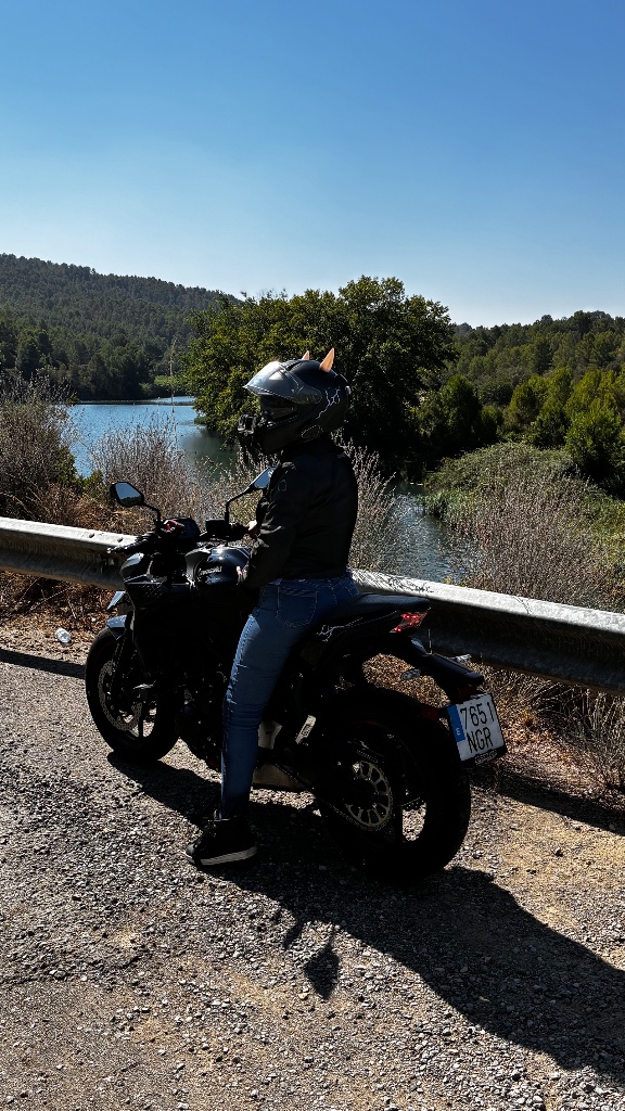 No hay nada mejor que sentir el aire a través del casco y notar en tus… | Ingrid — Kando Riders