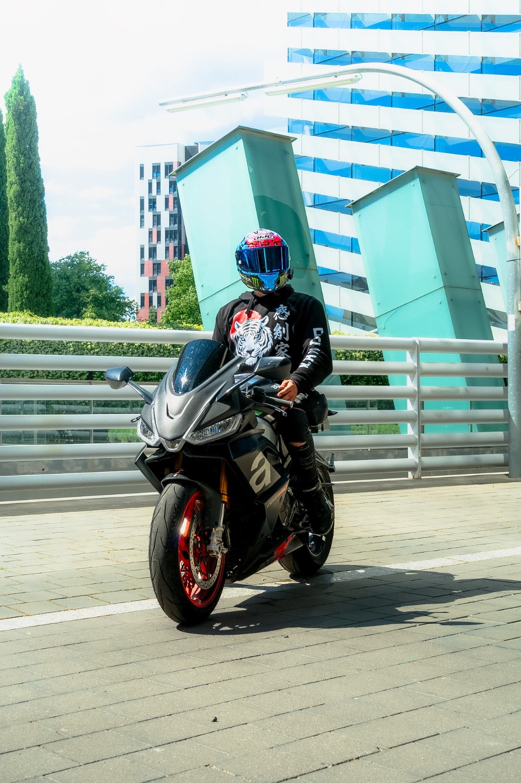Vengo a presentarme al concurso y con el mejor merchandasing✌🏼🫶🏼 | Fran — Kando Riders