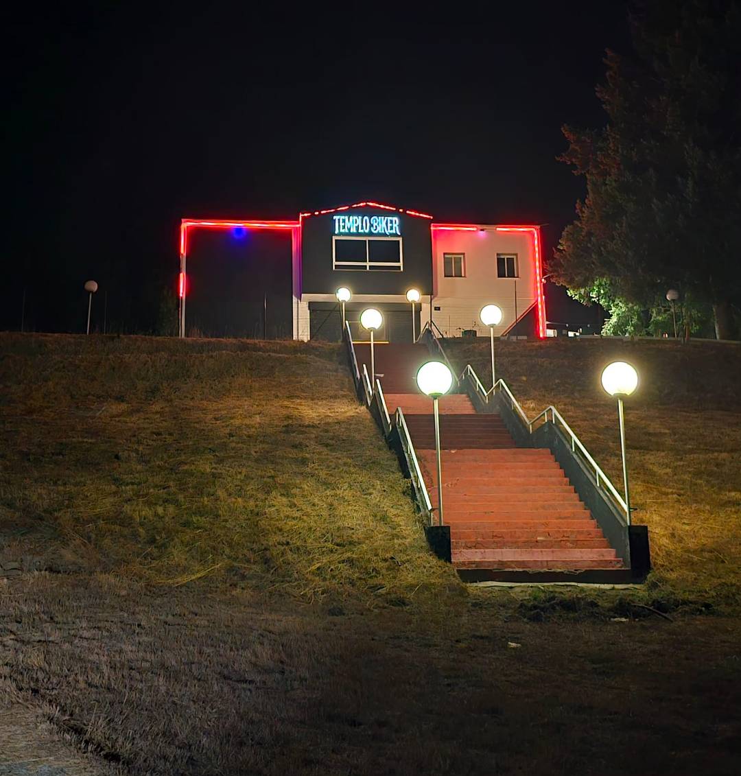 Templo biker · San Ciprián de Viñas, Ourense, España | Bar motero — Kando Riders