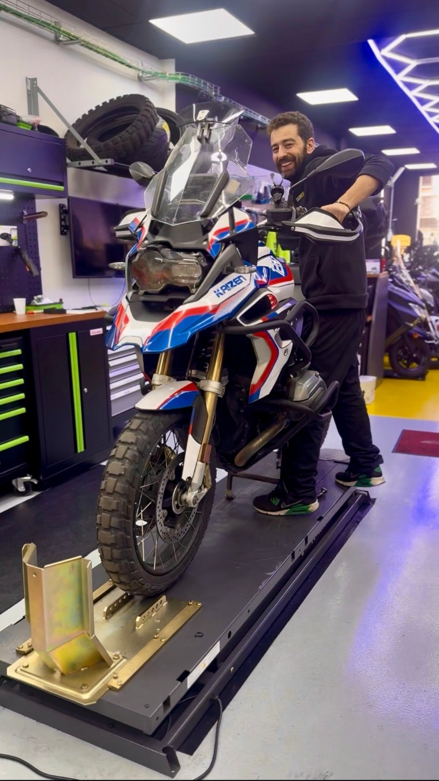 Santa Moto · L'Hospitalet de Llobregat, Barcelona, España | Taller de motos — Kando Riders