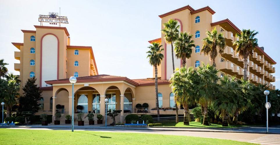 Ohtels La Hacienda · La Pineda, Tarragona, España | Alojamiento motero — Kando Riders