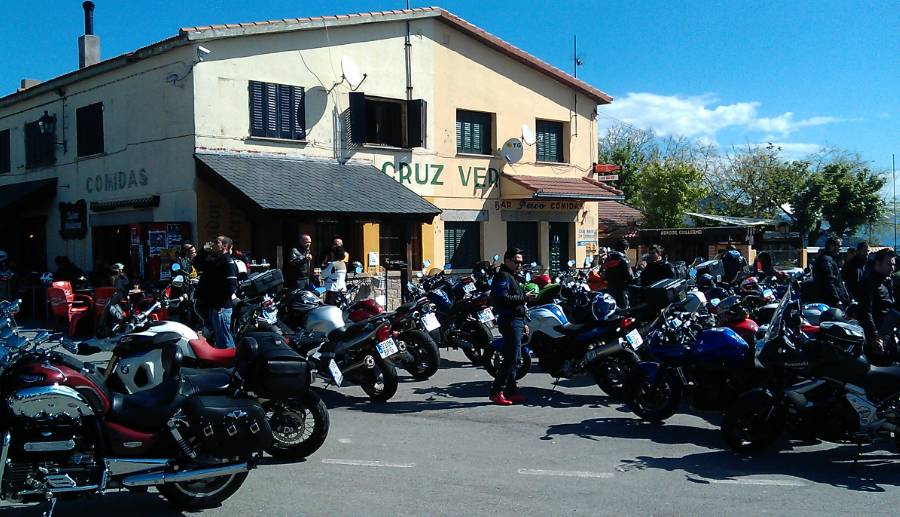 Cruz Verde · Santa María de la Alameda, Madrid, España | Bar motero — Kando Riders