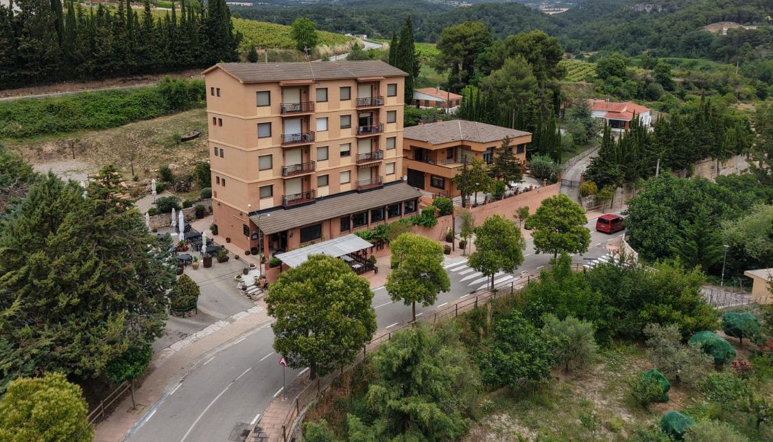 Restaurant El Papà - Hotel Rural El Molí · Pontons, Cataluña, España | Bar motero — Kando Riders