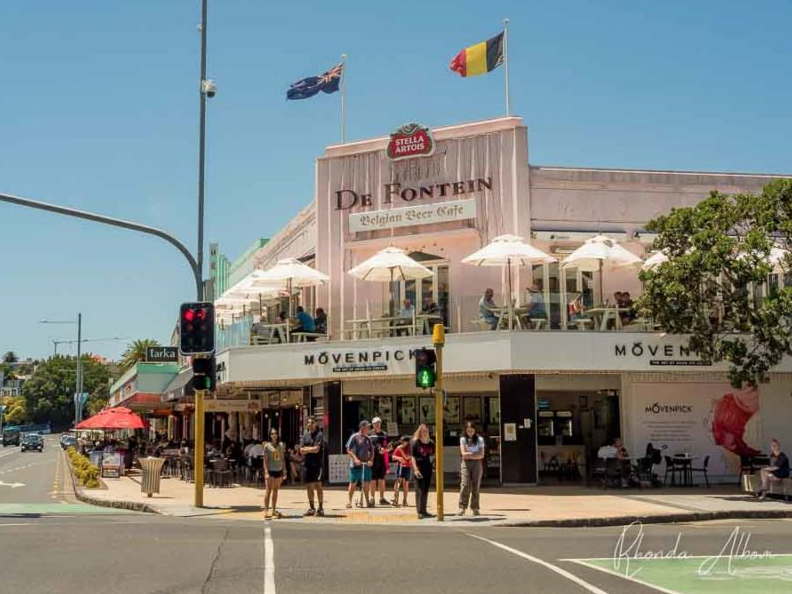 Coastal drive towards Mission Bay on Tamaki Drive