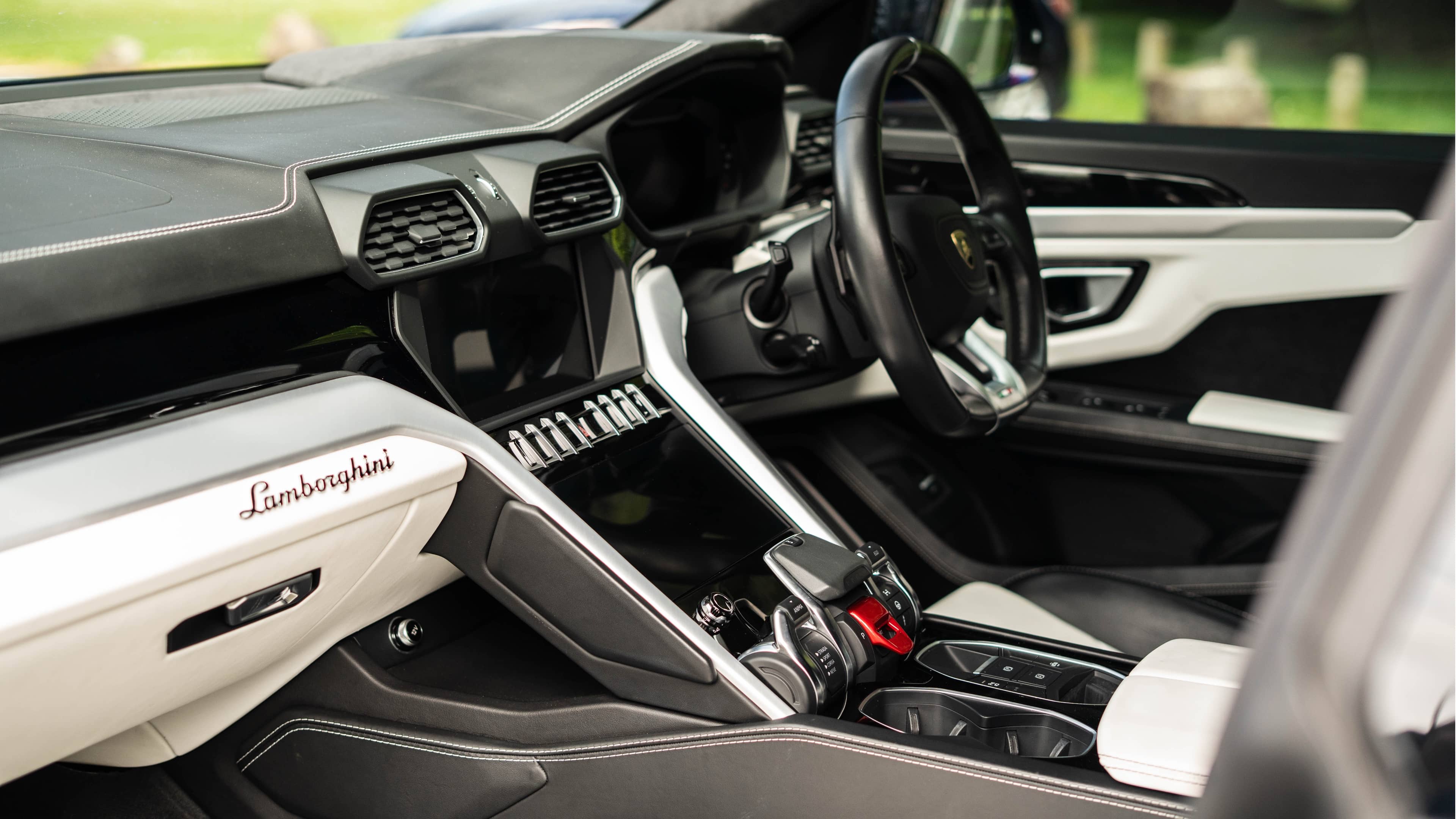 Lamborghini Urus - Image 11
