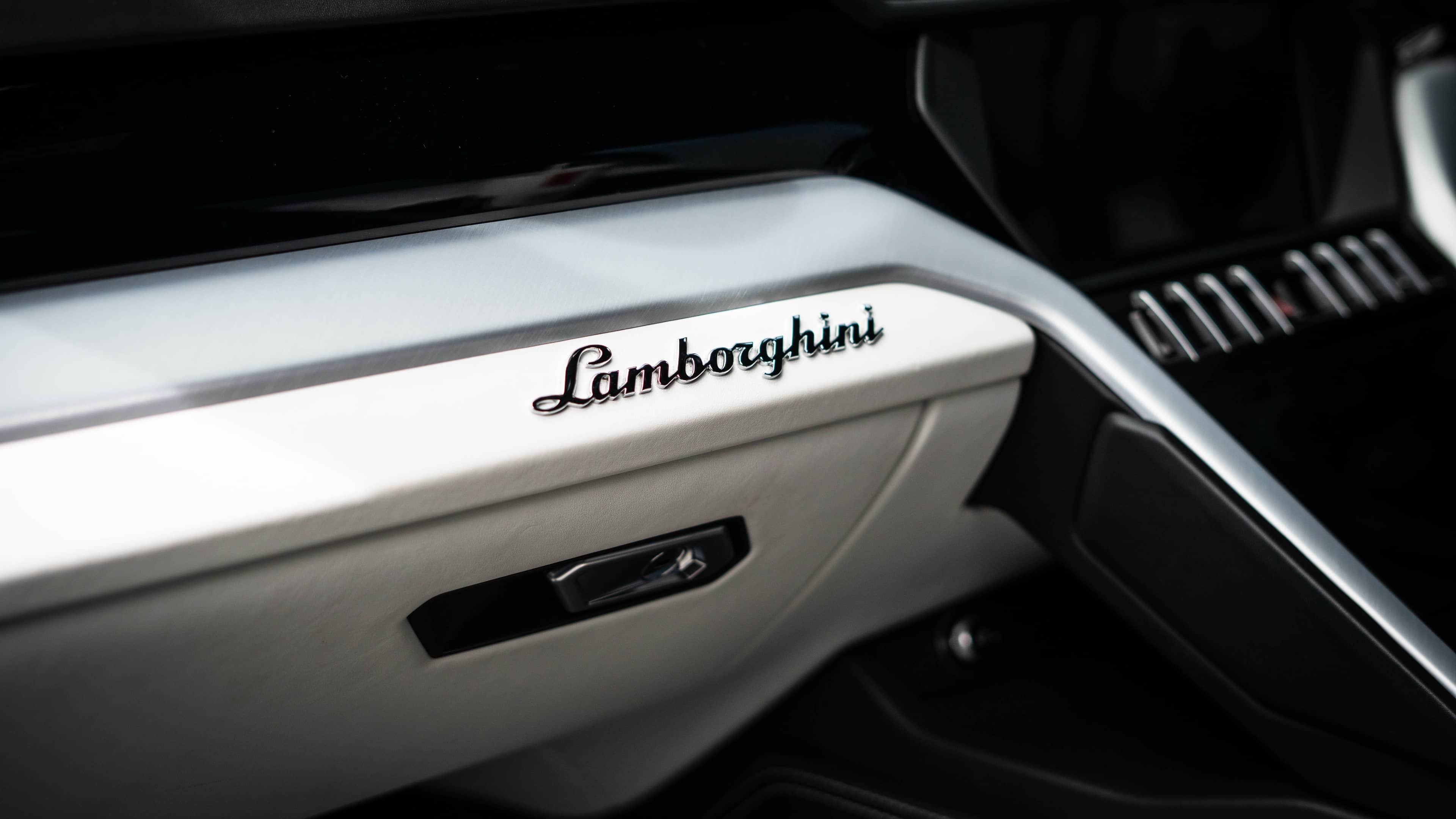 Lamborghini Urus - Image 15