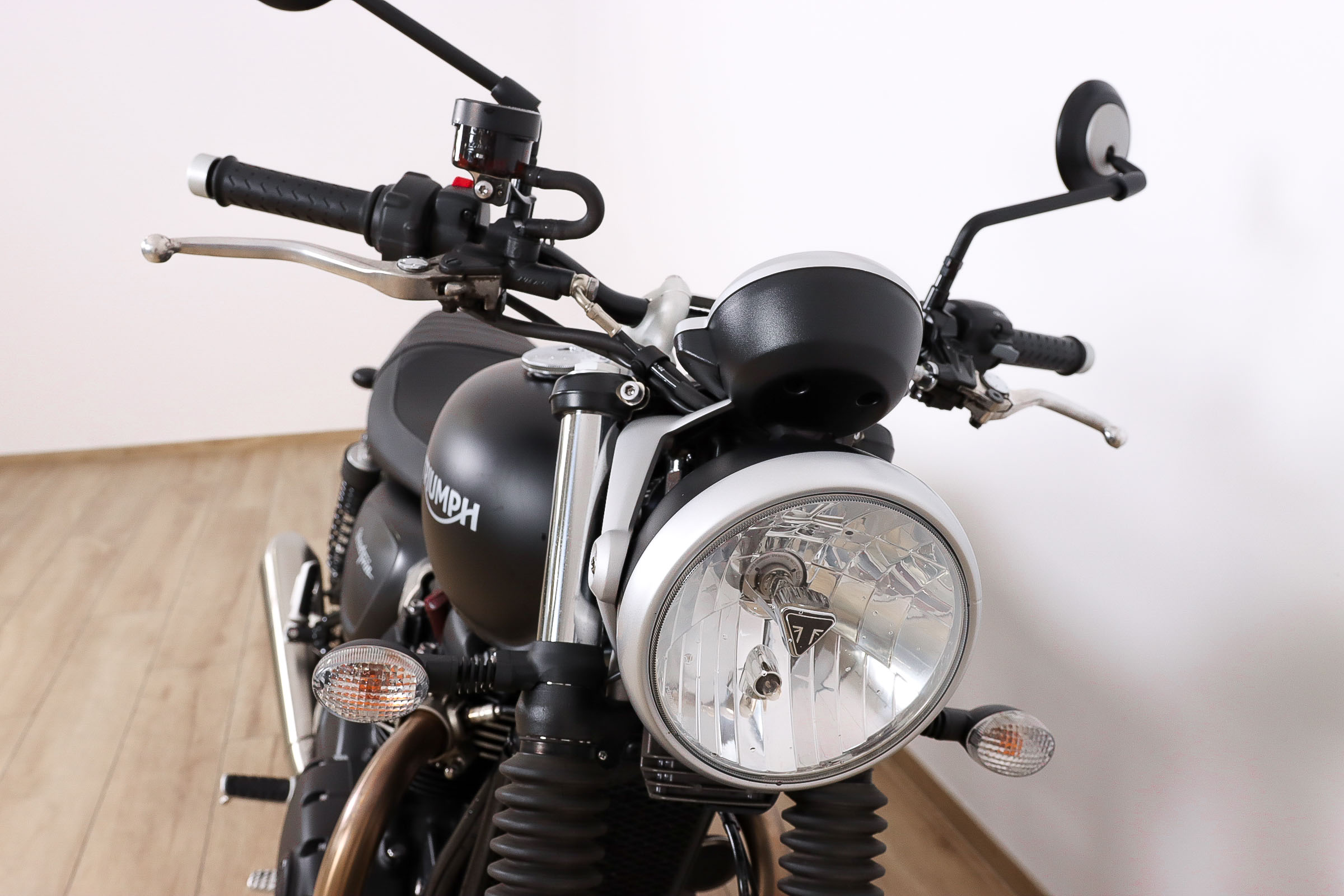 TRIUMPH Street TwinTRIUMPH3 TRIUMPH Street TwinTRIUMPH3