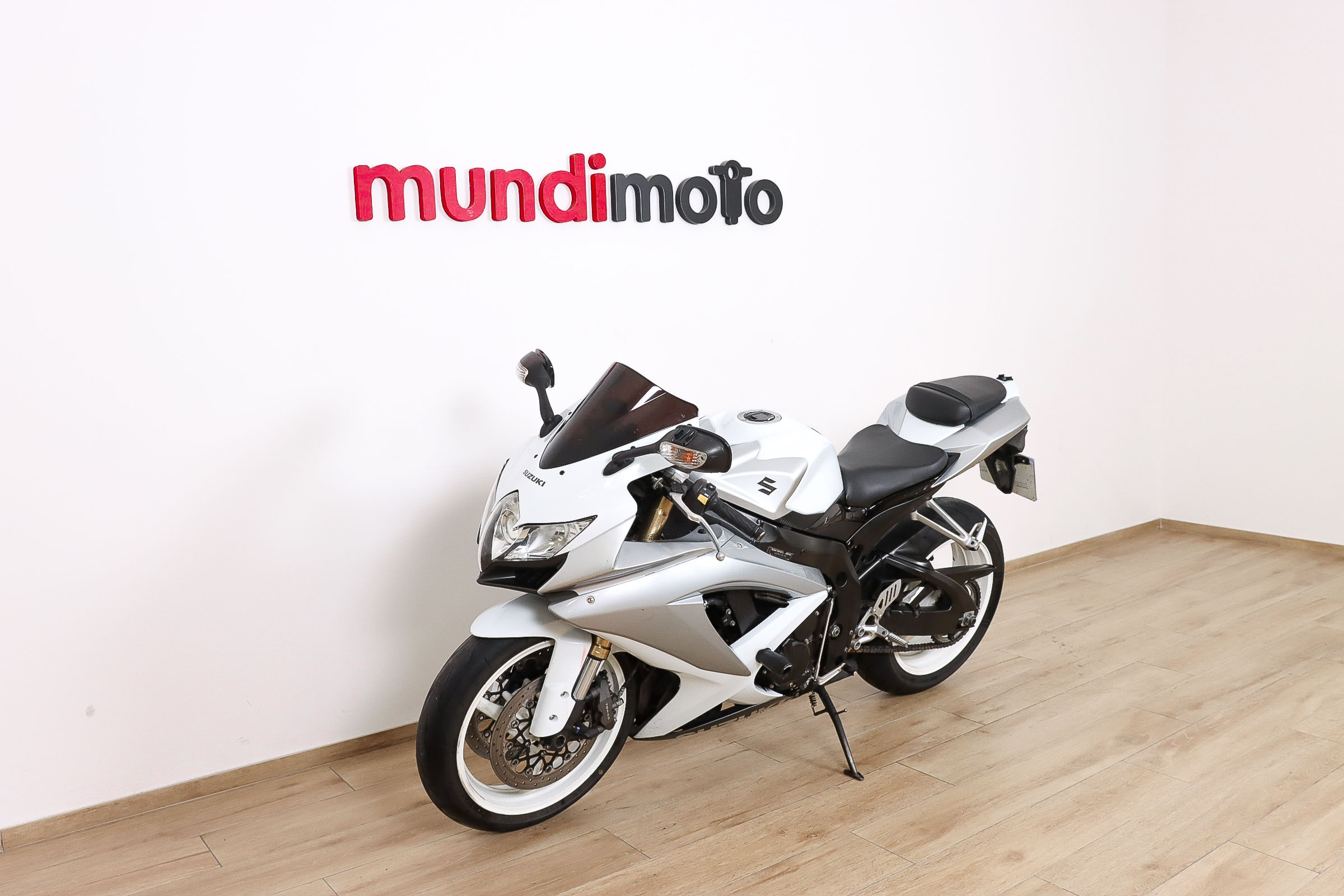 SUZUKI GSX R600SUZUKI8 SUZUKI GSX R600SUZUKI8