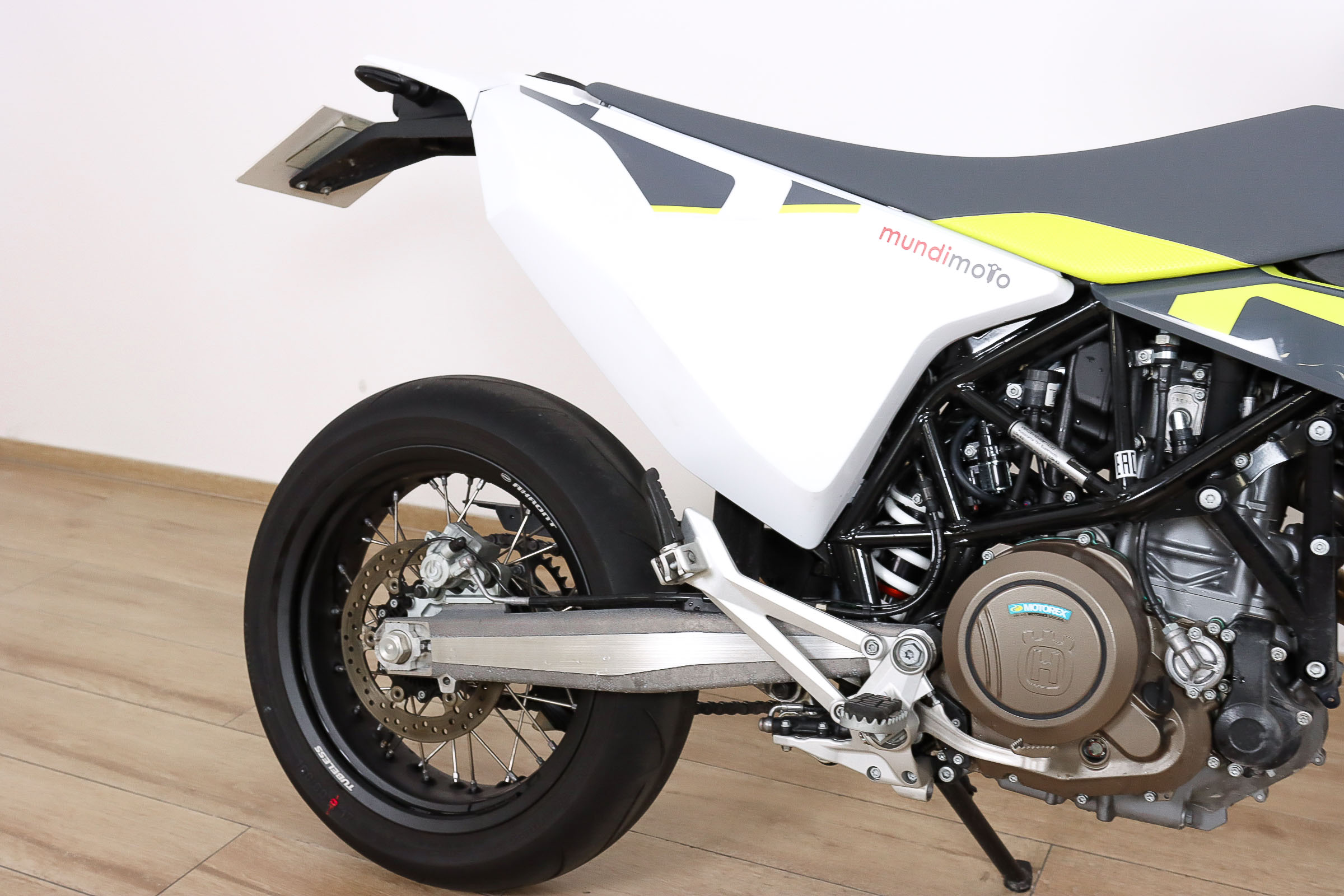 HUSQVARNA 701 SupermotoHUSQVARNA4 HUSQVARNA 701 SupermotoHUSQVARNA4
