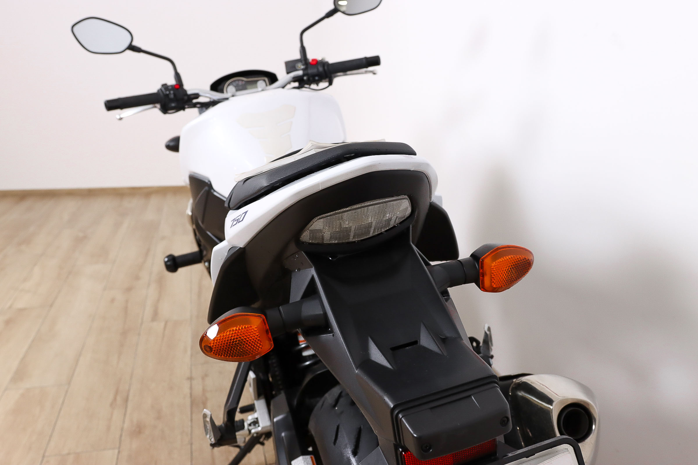 SUZUKI GSR 750SUZUKI8 SUZUKI GSR 750SUZUKI8