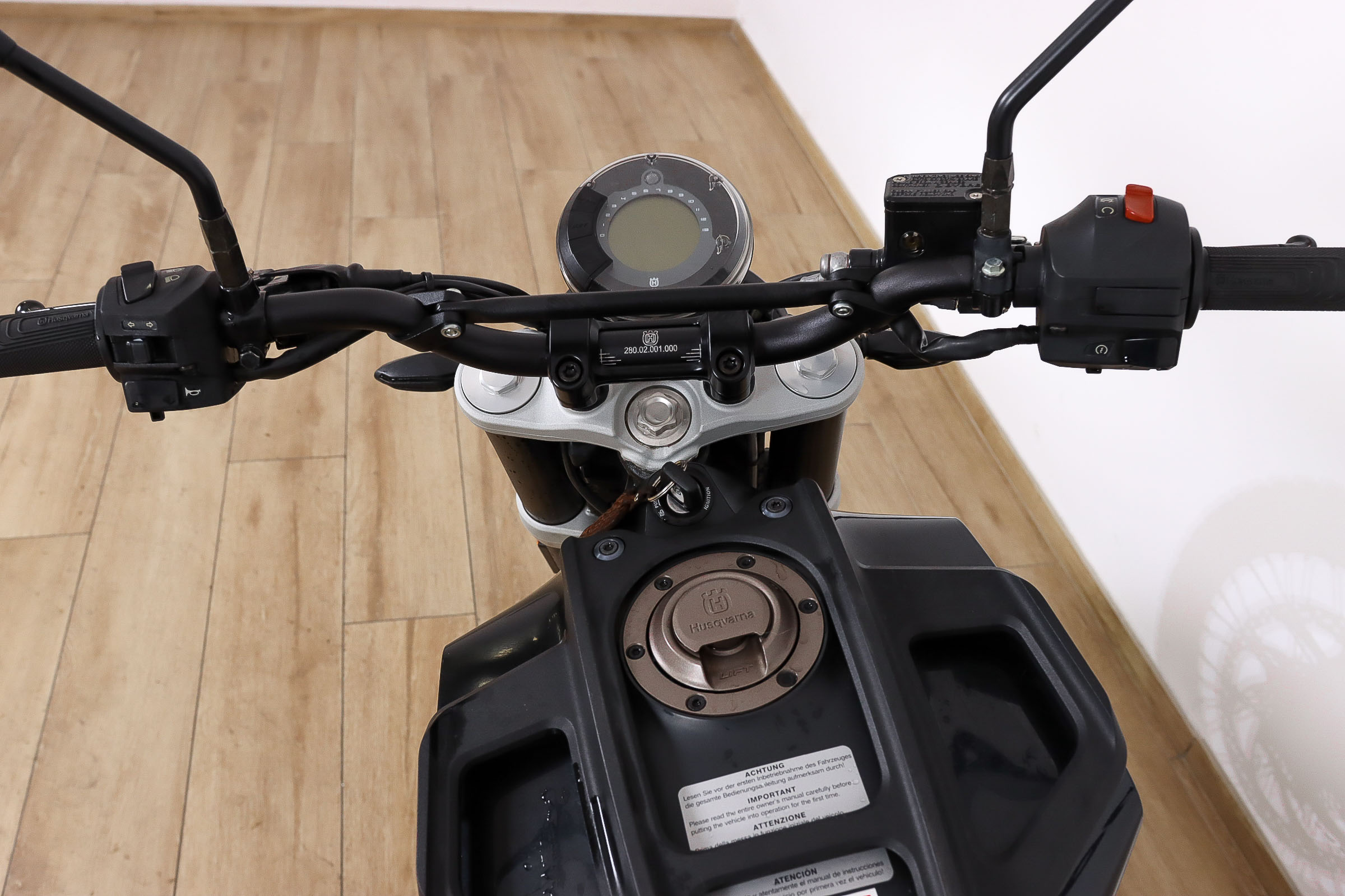 HUSQVARNA SVARTPILEN 401HUSQVARNA12 HUSQVARNA SVARTPILEN 401HUSQVARNA12