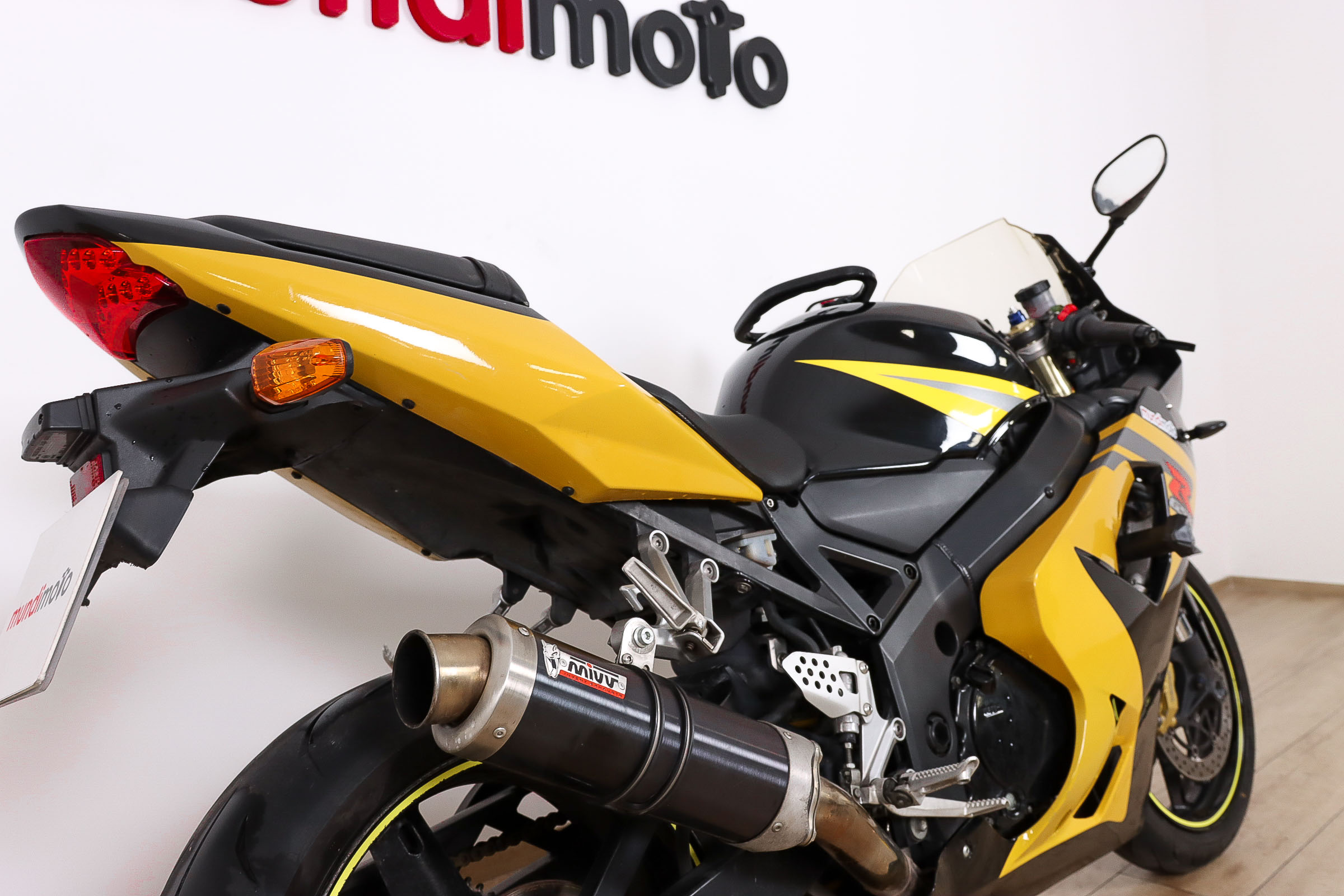 SUZUKI GSX R750SUZUKI4 SUZUKI GSX R750SUZUKI4