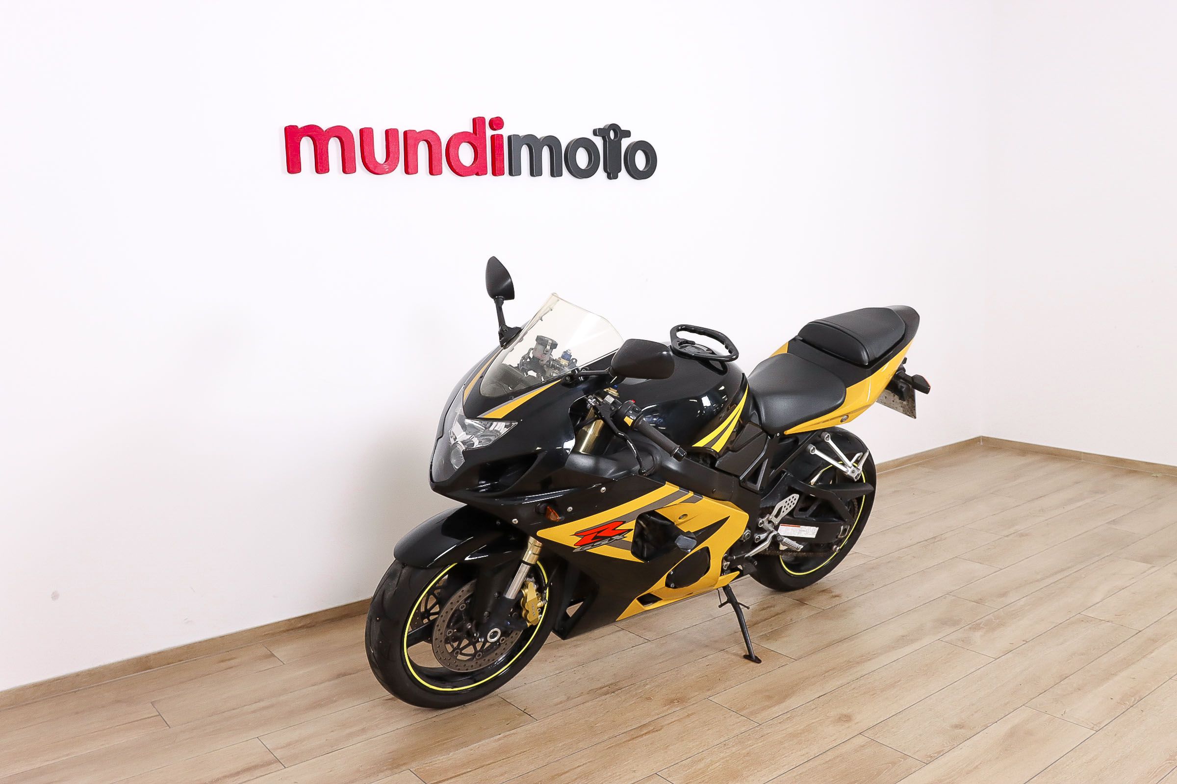 SUZUKI GSX R750SUZUKI7 SUZUKI GSX R750SUZUKI7