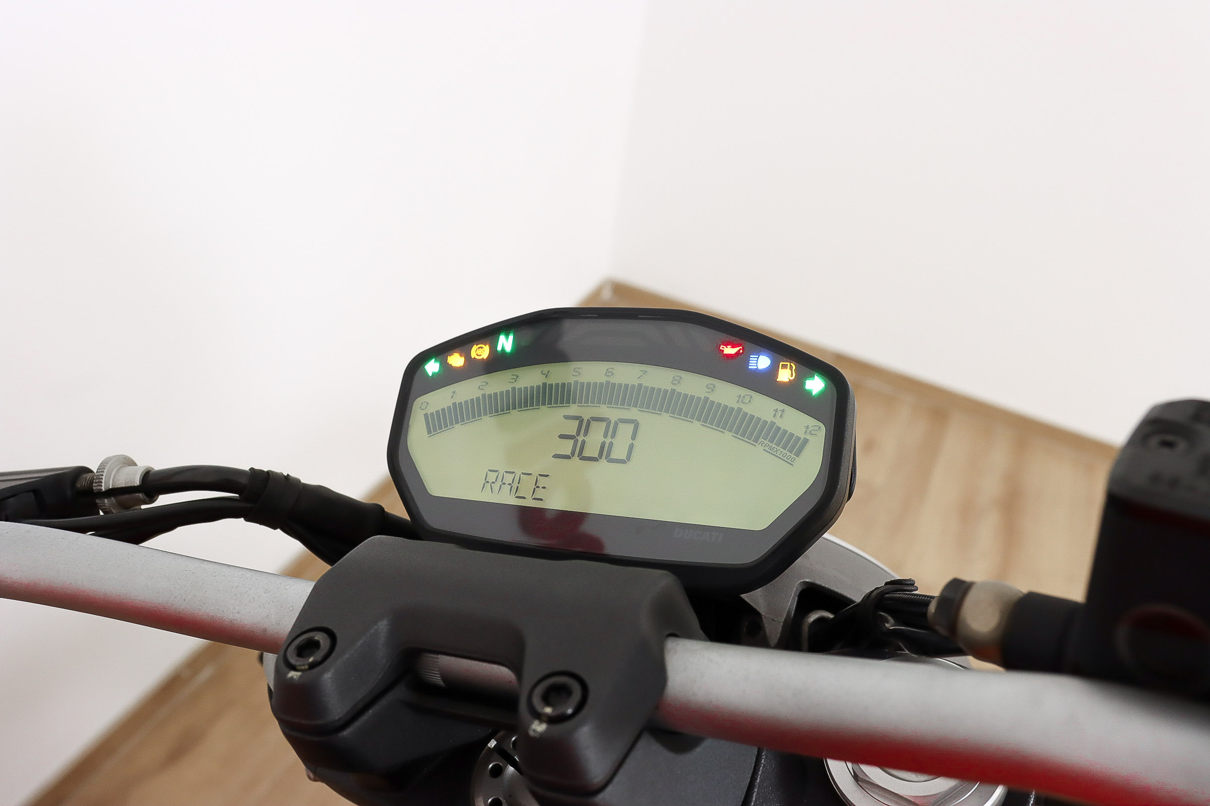 DUCATI Monster 821DUCATI5 DUCATI Monster 821DUCATI5