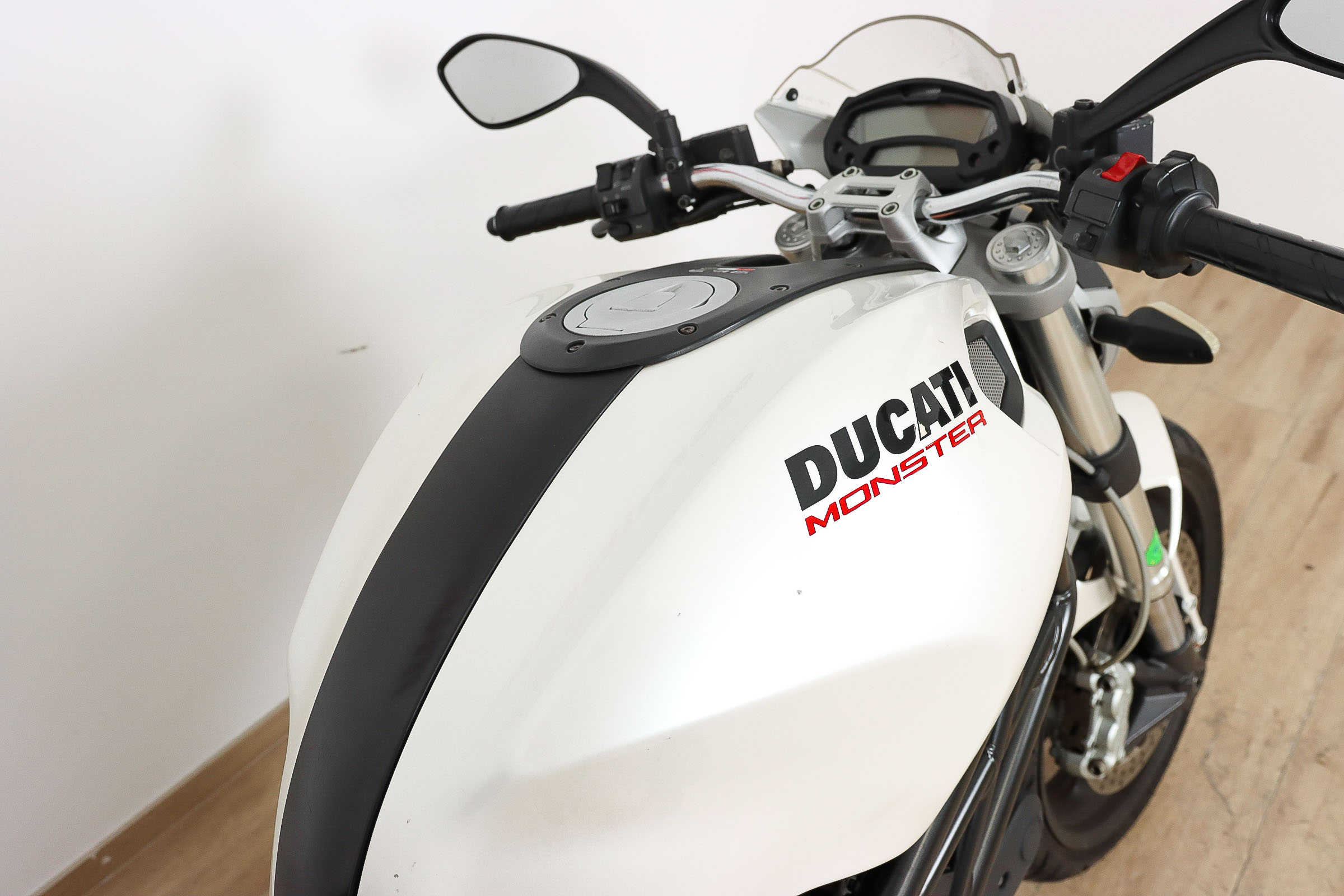 DUCATI MONSTER 696DUCATI4 DUCATI MONSTER 696DUCATI4