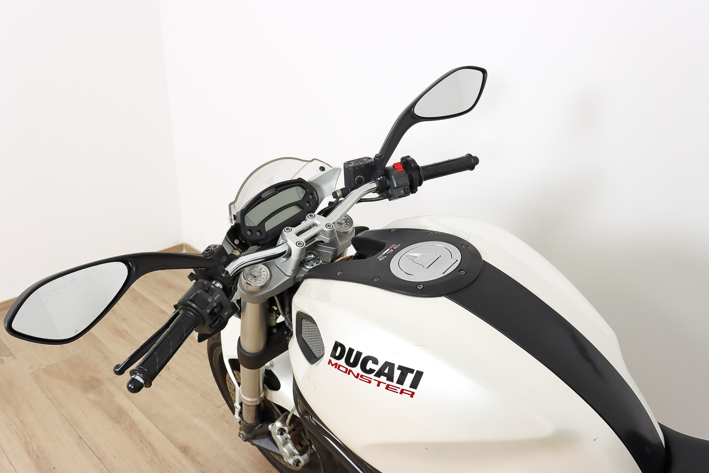 DUCATI MONSTER 696DUCATI10 DUCATI MONSTER 696DUCATI10