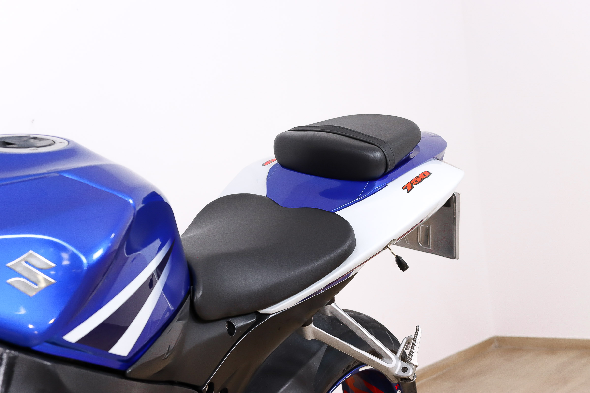SUZUKI GSX R600SUZUKI13 SUZUKI GSX R600SUZUKI13