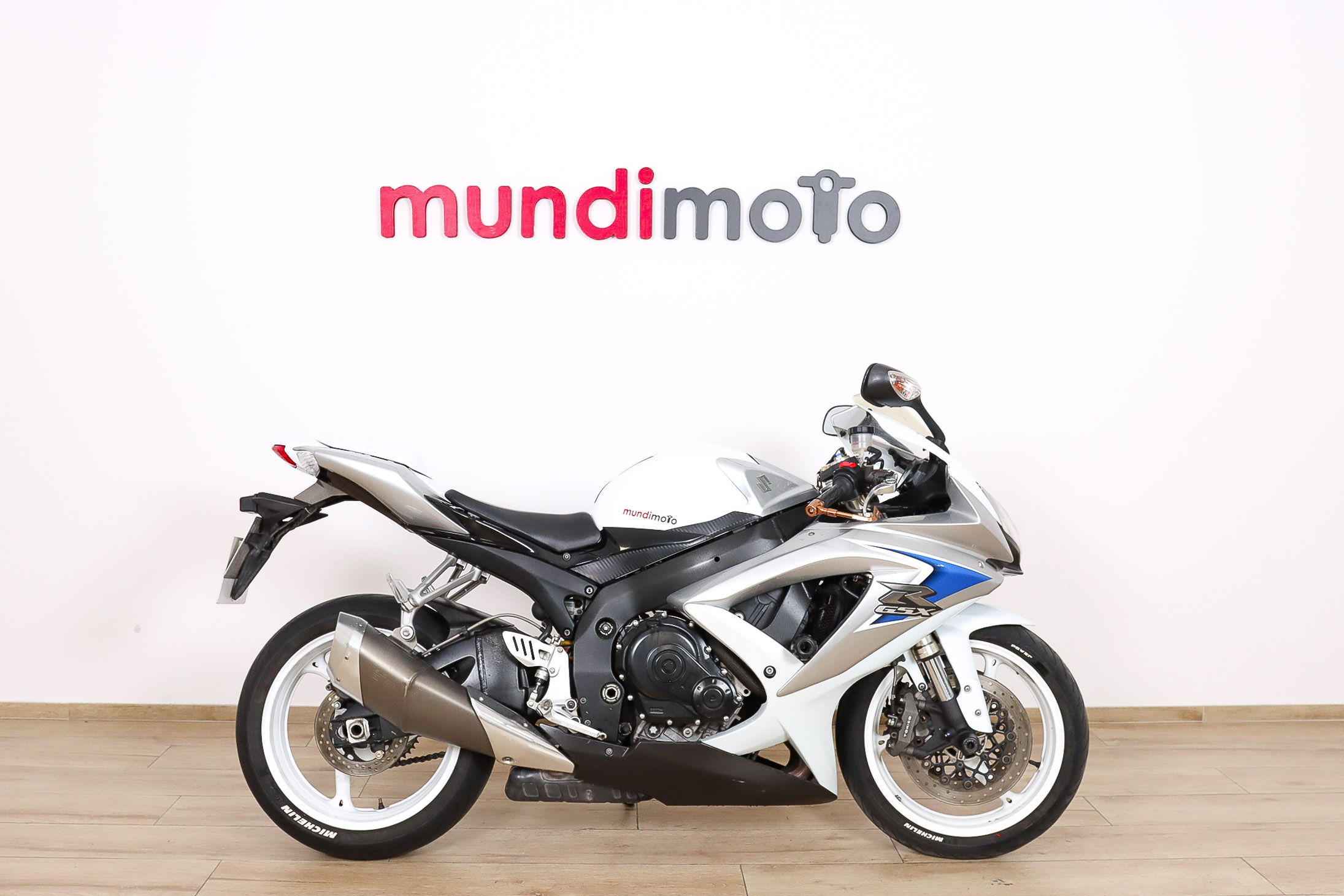 SUZUKI GSX R600SUZUKI0 SUZUKI GSX R600SUZUKI0