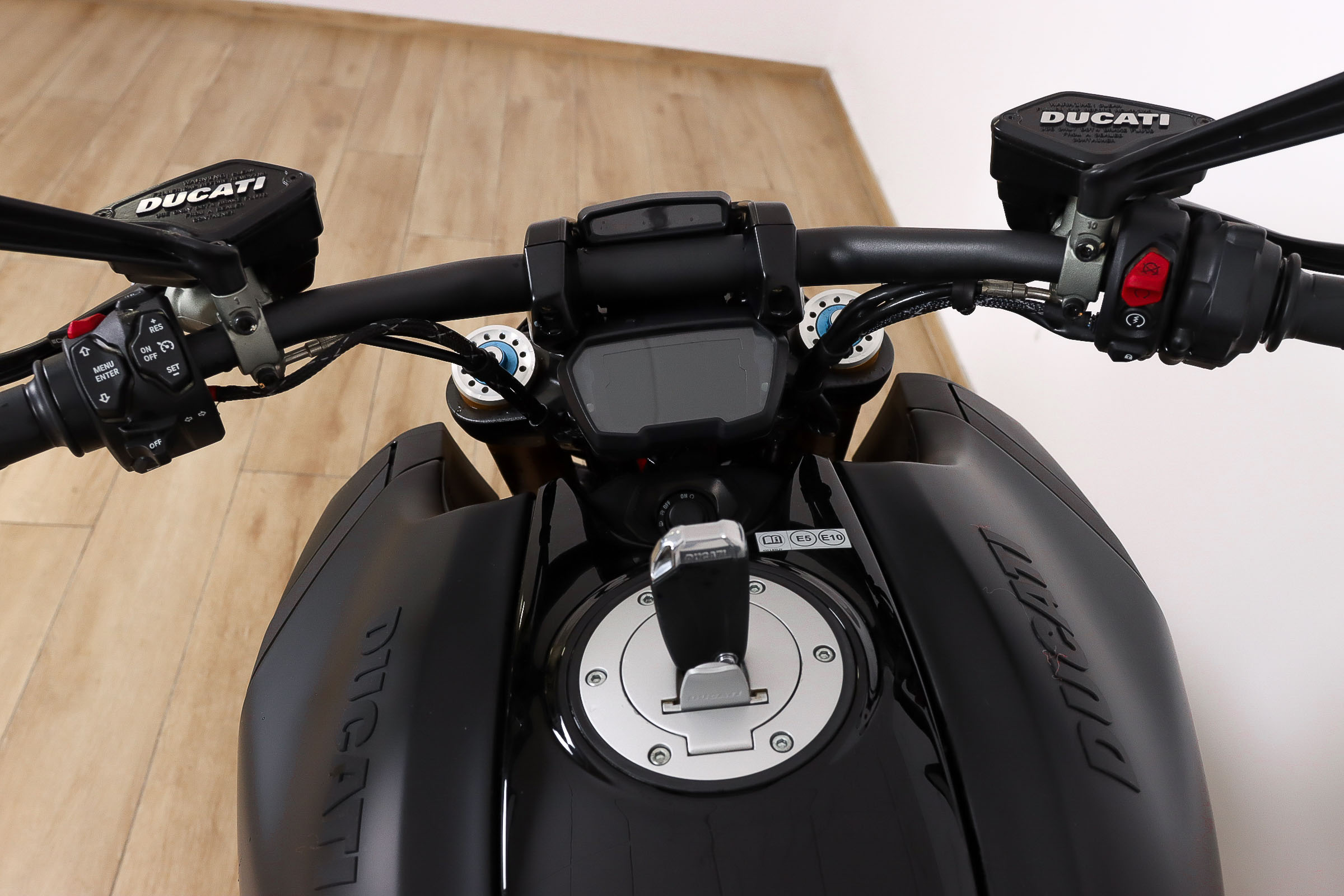 DUCATI Diavel SDUCATI11 DUCATI Diavel SDUCATI11