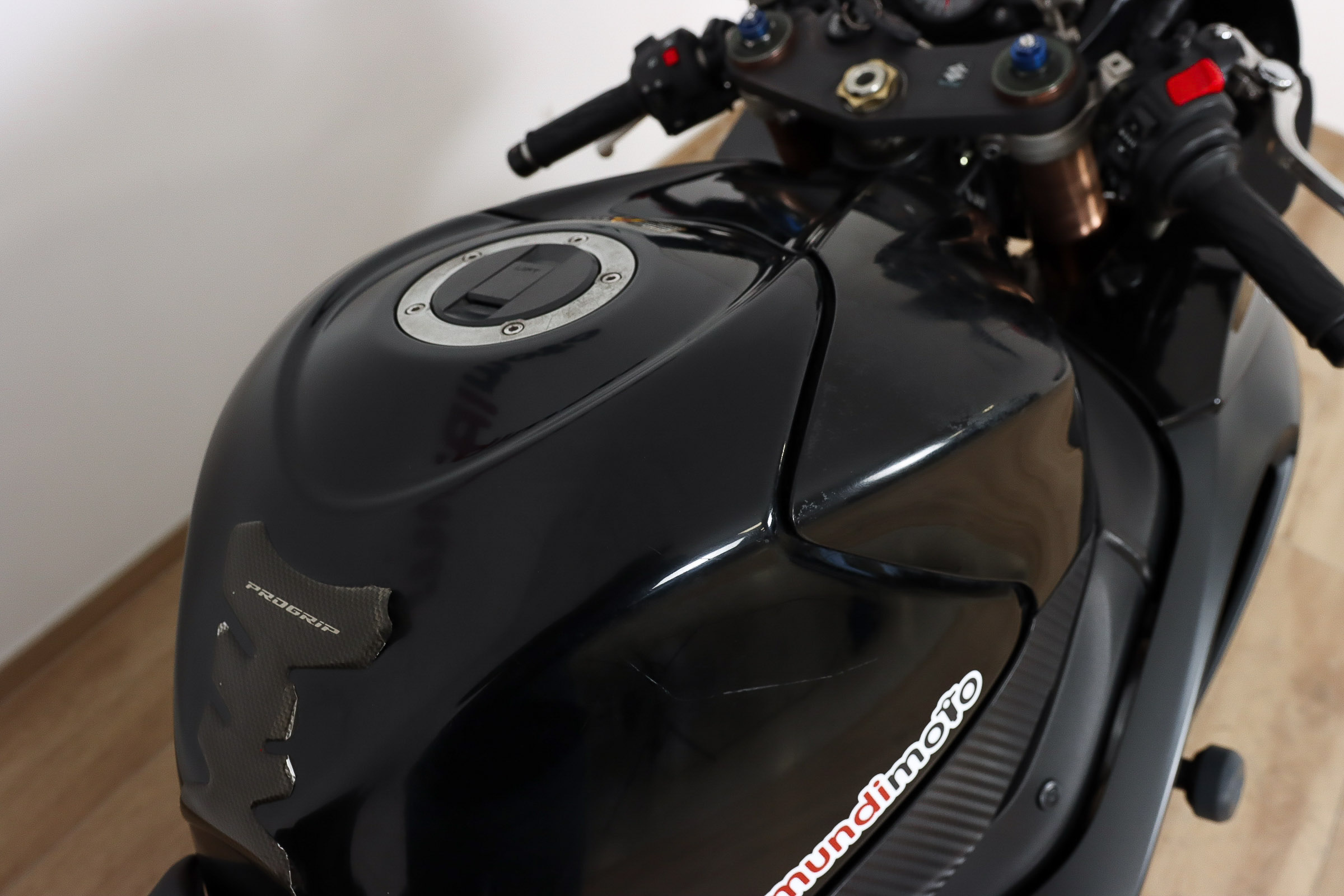 SUZUKI GSX R1000SUZUKI4 SUZUKI GSX R1000SUZUKI4