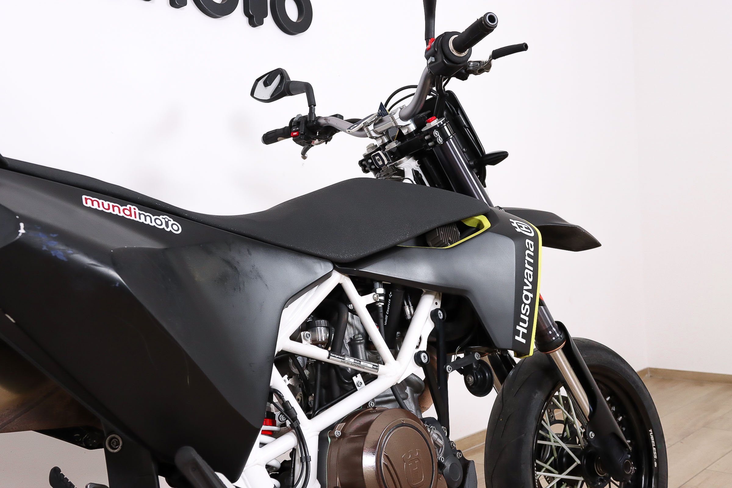 HUSQVARNA 701 SupermotoHUSQVARNA6 HUSQVARNA 701 SupermotoHUSQVARNA6