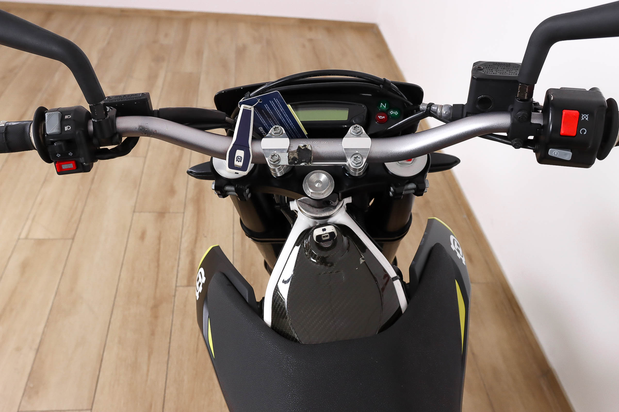 HUSQVARNA 701 SupermotoHUSQVARNA11 HUSQVARNA 701 SupermotoHUSQVARNA11