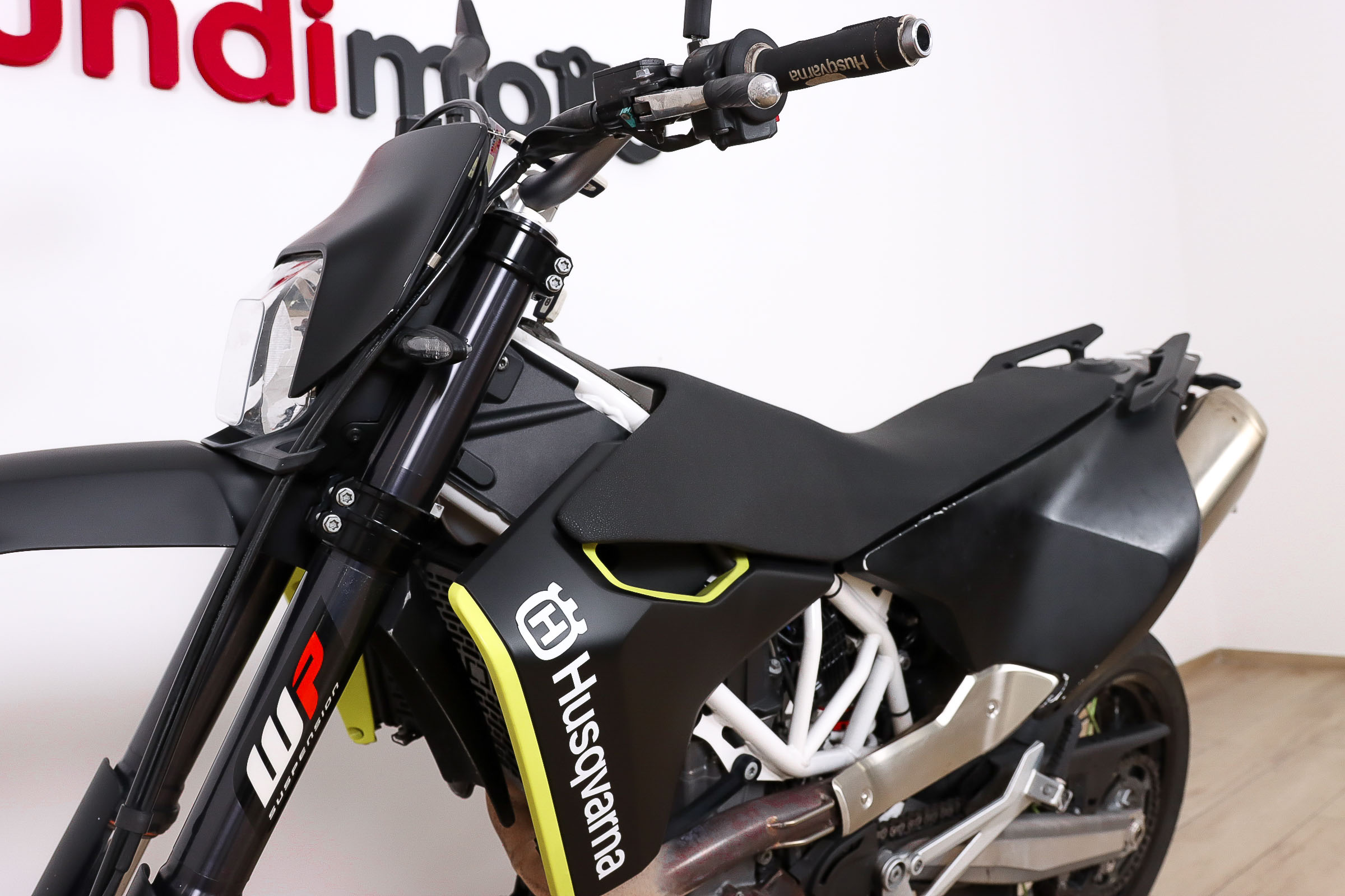 HUSQVARNA 701 SupermotoHUSQVARNA12 HUSQVARNA 701 SupermotoHUSQVARNA12
