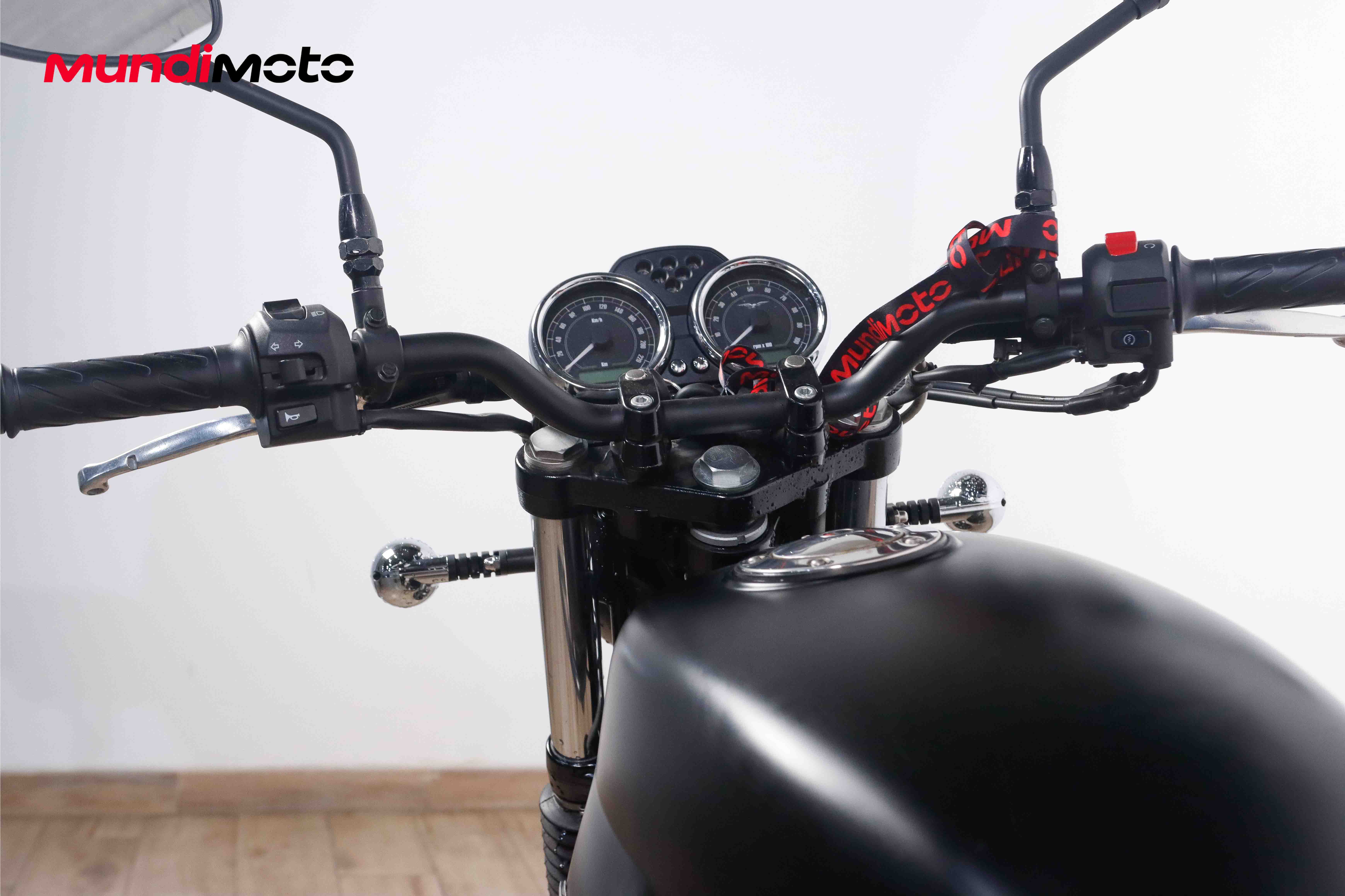 MOTO GUZZI V7 II StoneMOTO GUZZI10 MOTO GUZZI V7 II StoneMOTO GUZZI10