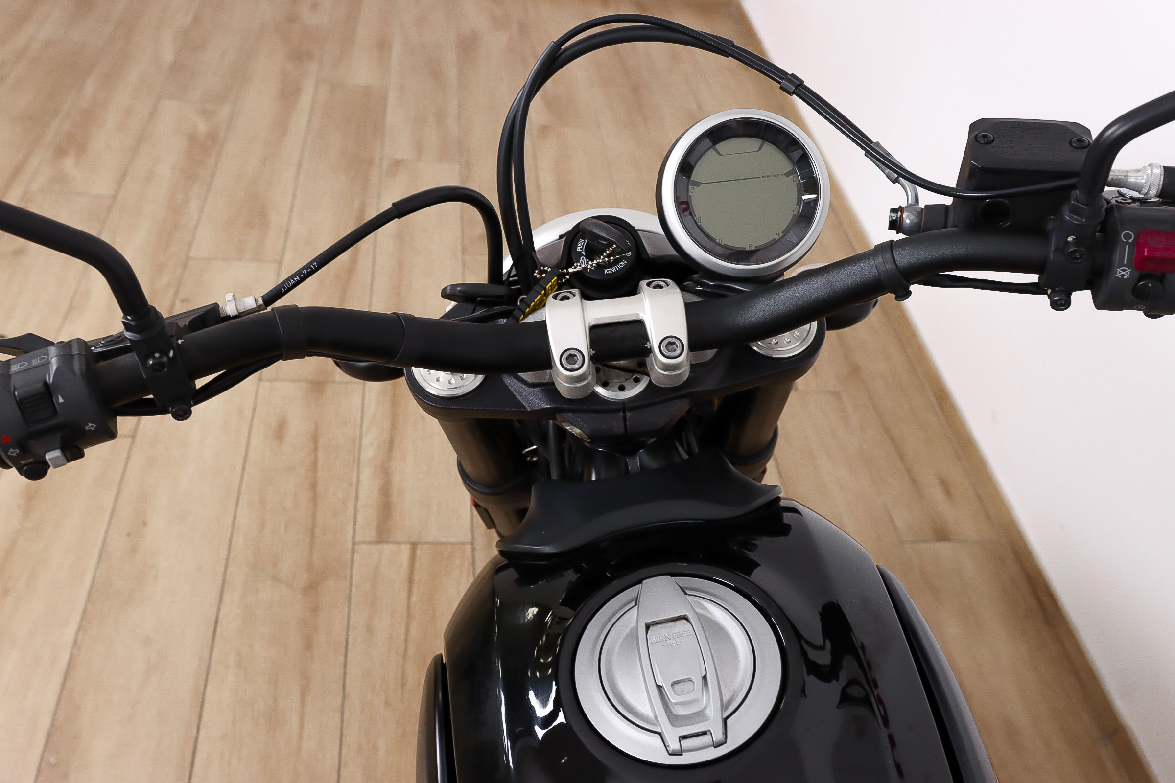 DUCATI Scrambler Full ThrottleDUCATI11 DUCATI Scrambler Full ThrottleDUCATI11