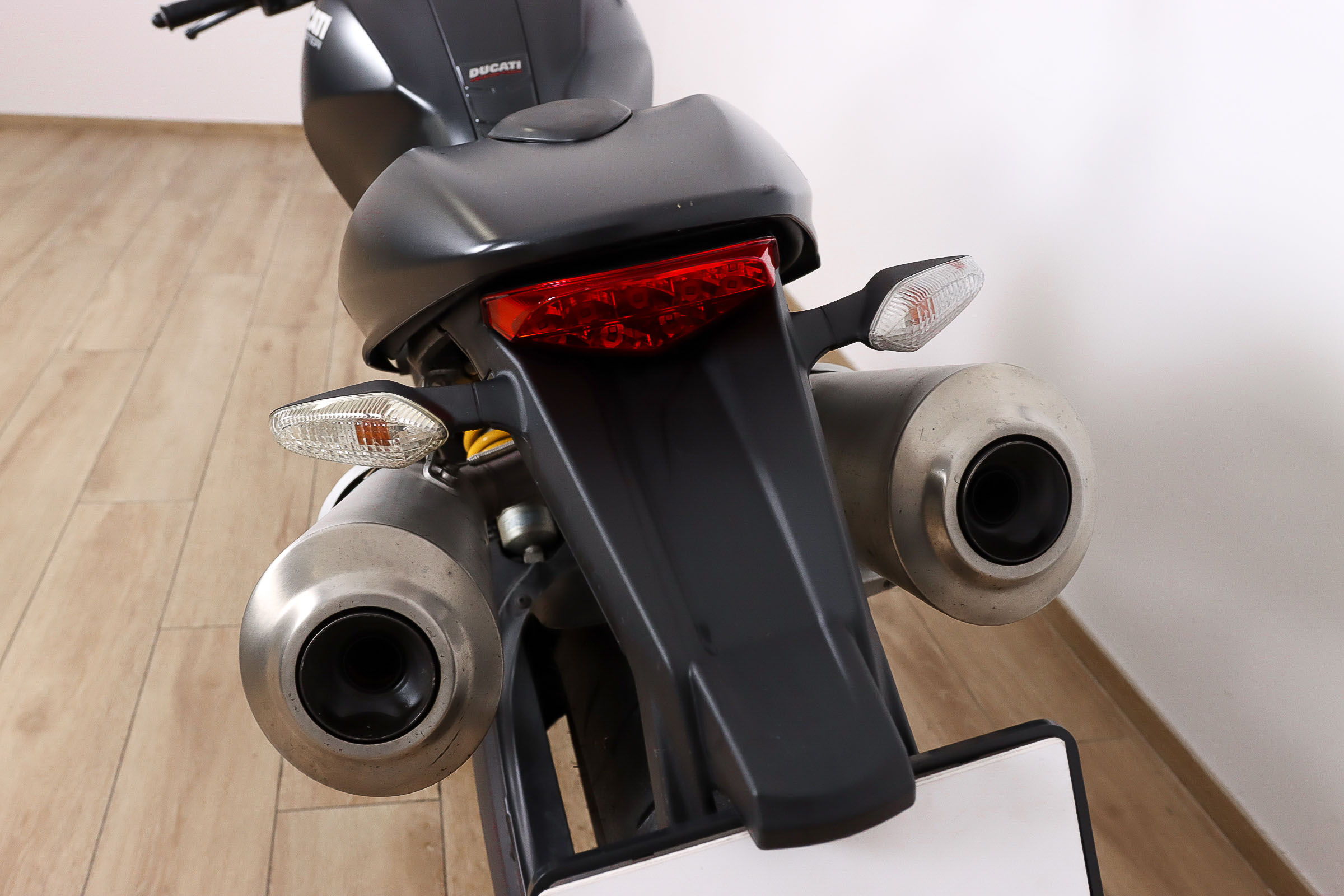 DUCATI MONSTER 696DUCATI9 DUCATI MONSTER 696DUCATI9